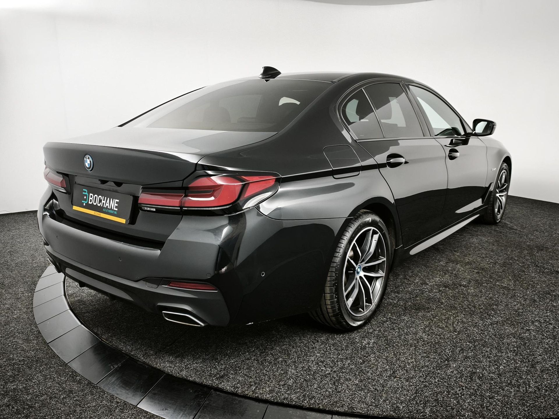 BMW 5-serie met kenteken KKV-77-J – achteraanzicht
