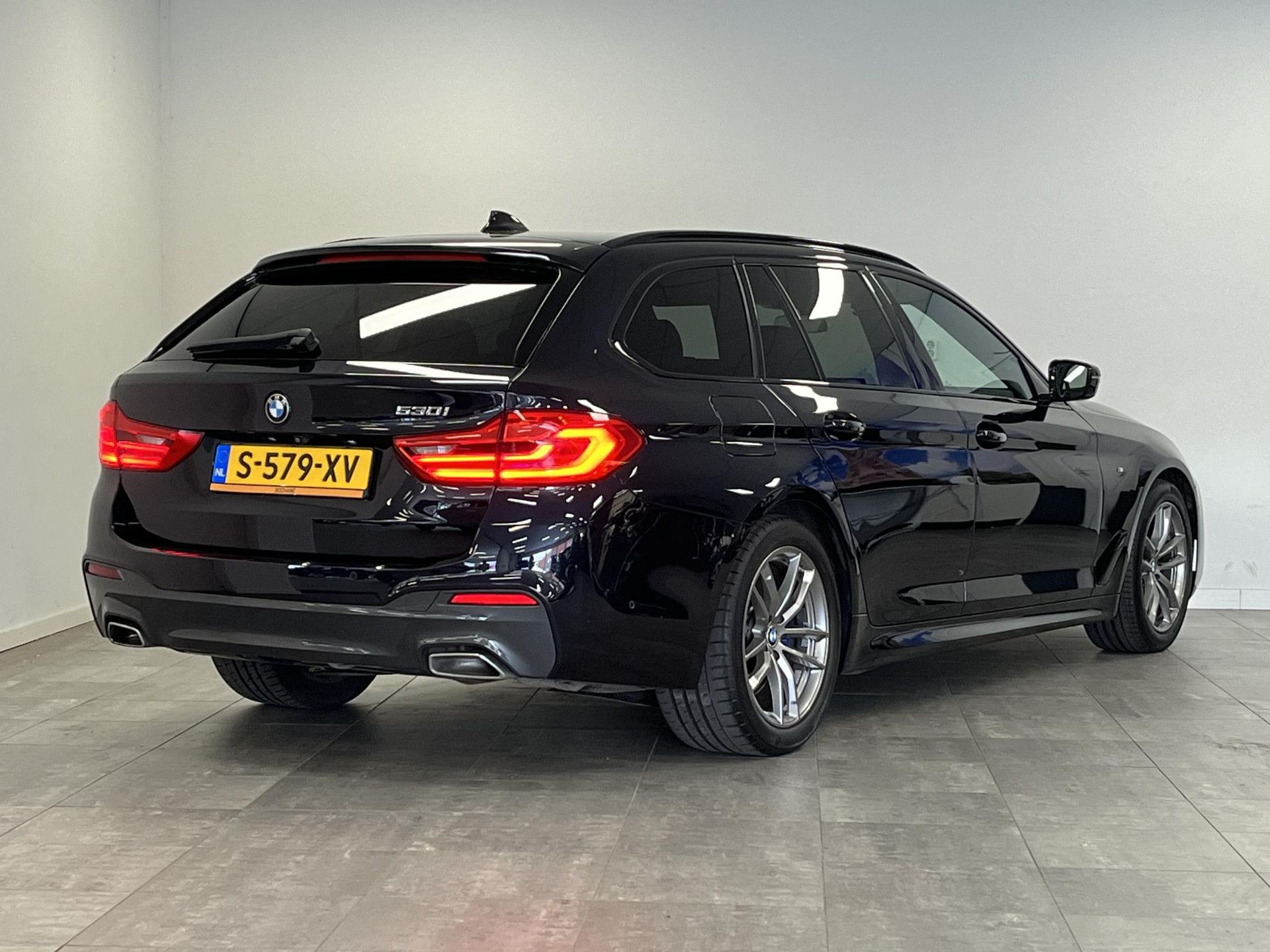 BMW 5-serie met kenteken S-579-XV – achteraanzicht