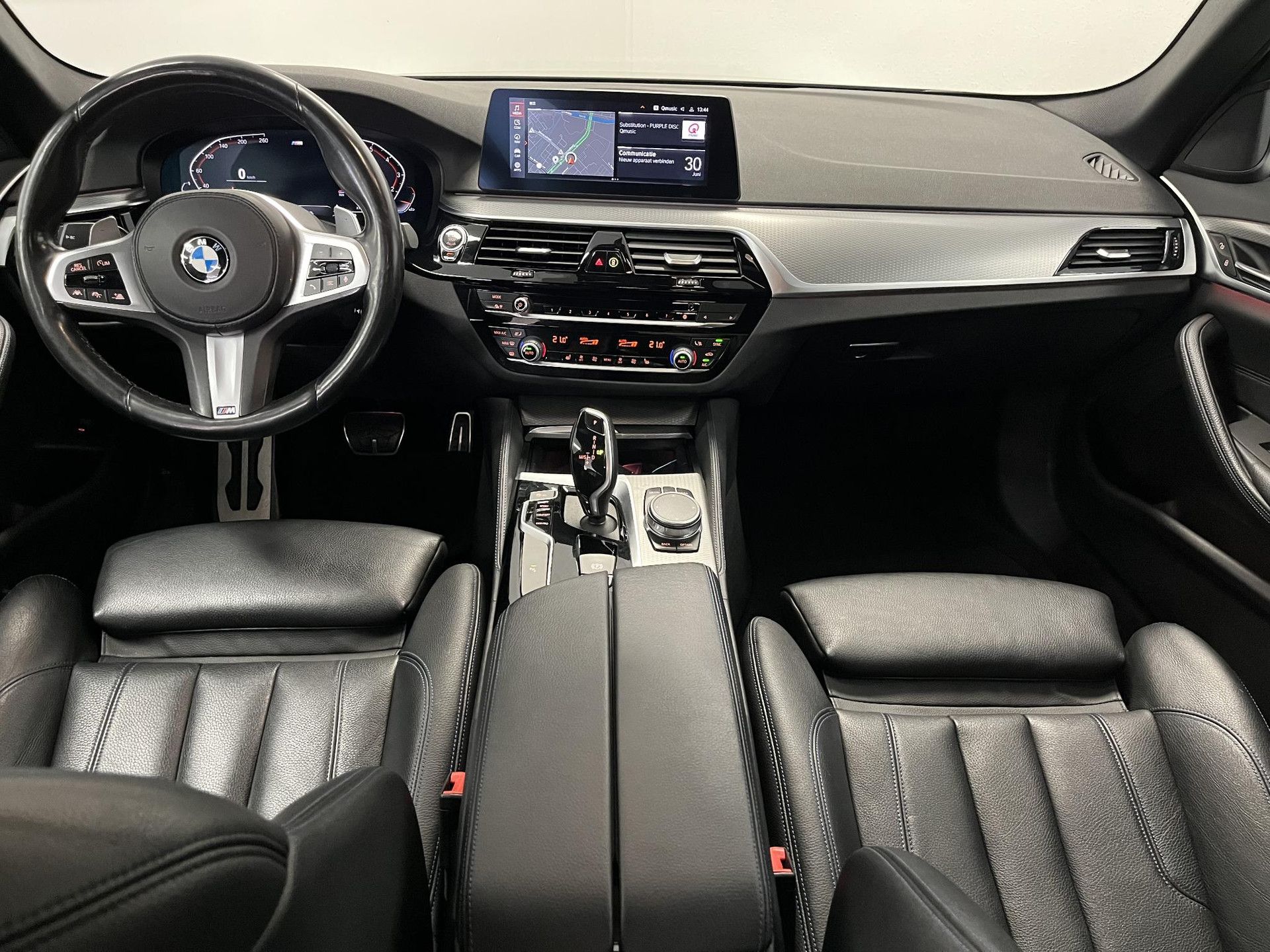 BMW 5-serie met kenteken S-579-XV – interieur