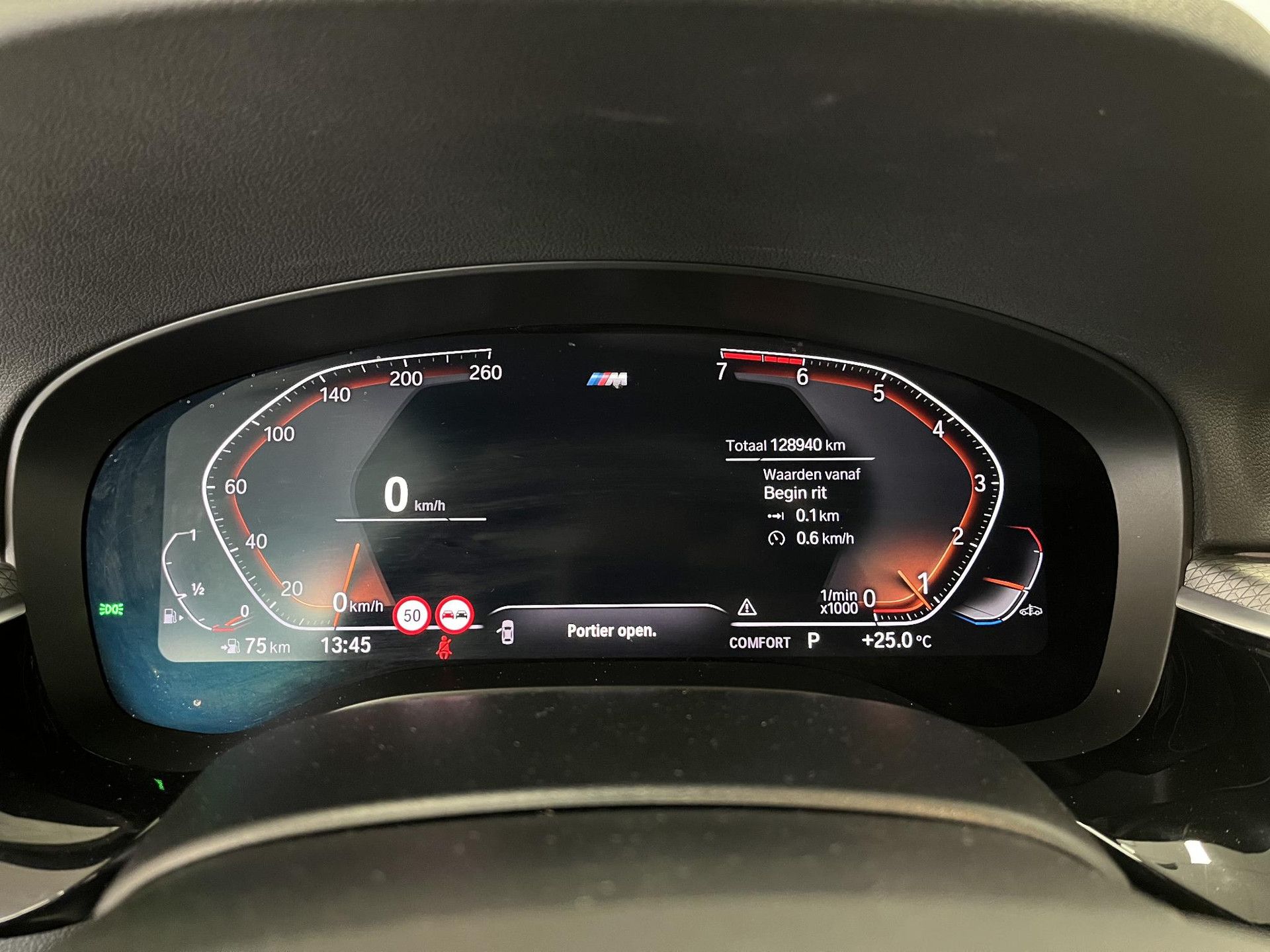 BMW 5-serie met kenteken S-579-XV – dashboard