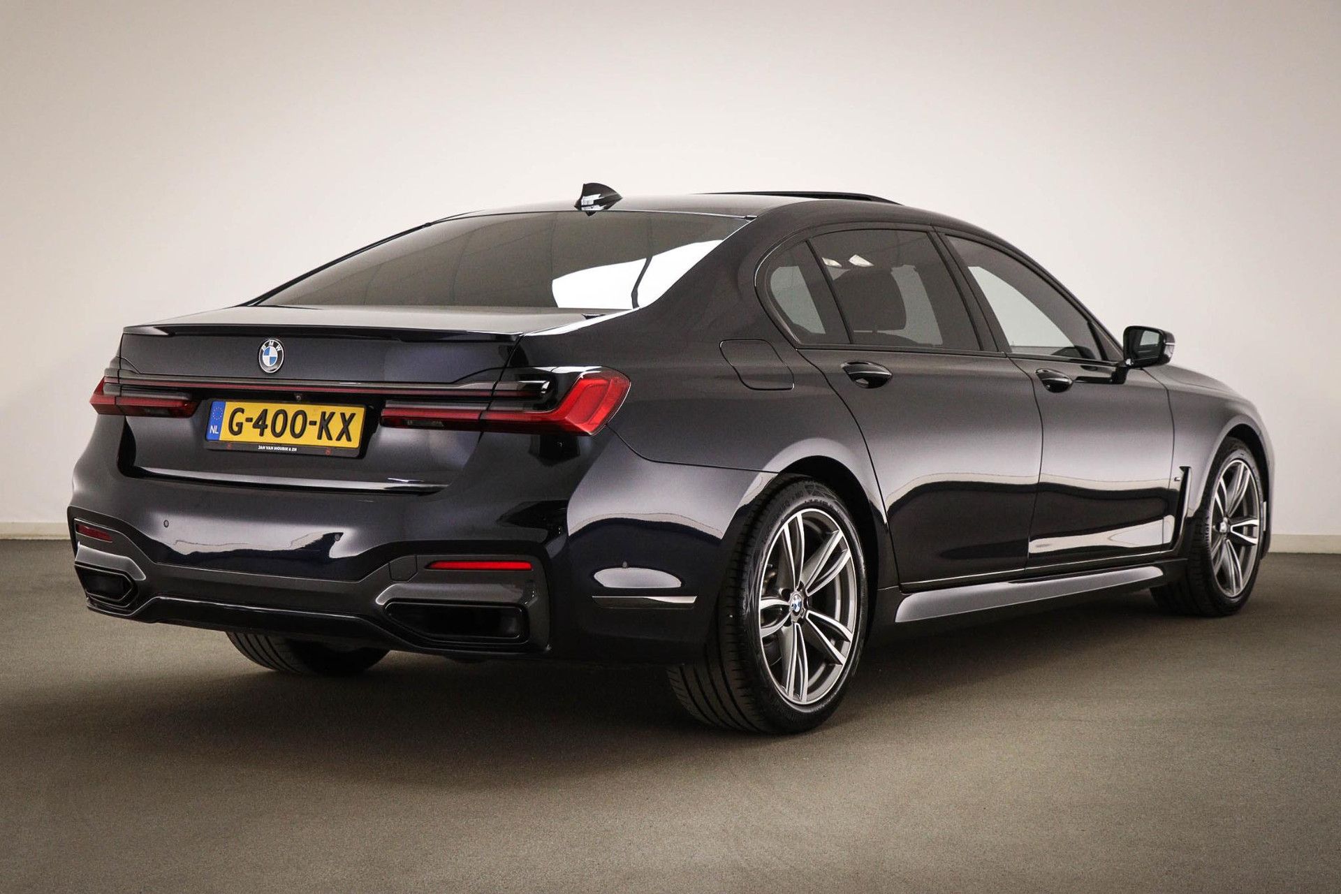 BMW 7-serie met kenteken G-400-KX – achteraanzicht