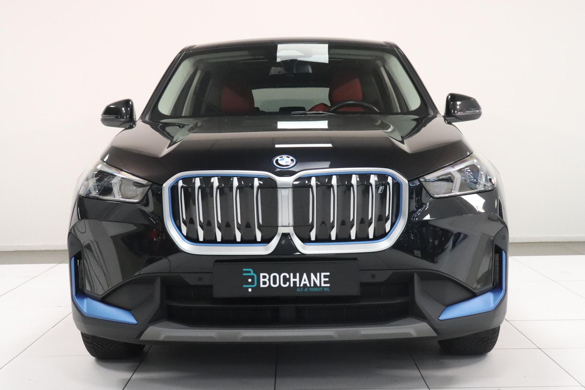 BMW iX1 met kenteken T-826-ZL – achteraanzicht