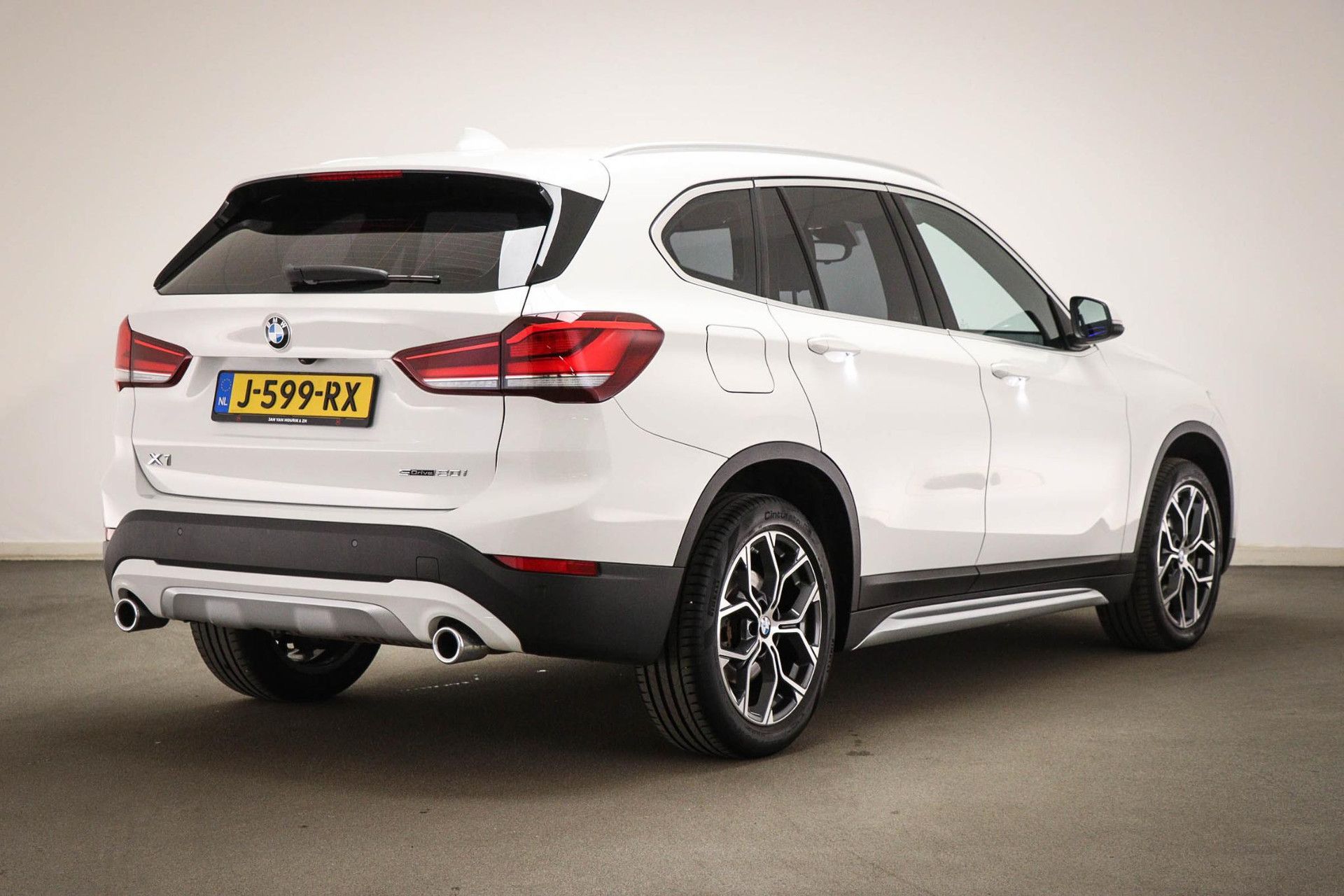 BMW X1 met kenteken J-599-RX – achteraanzicht