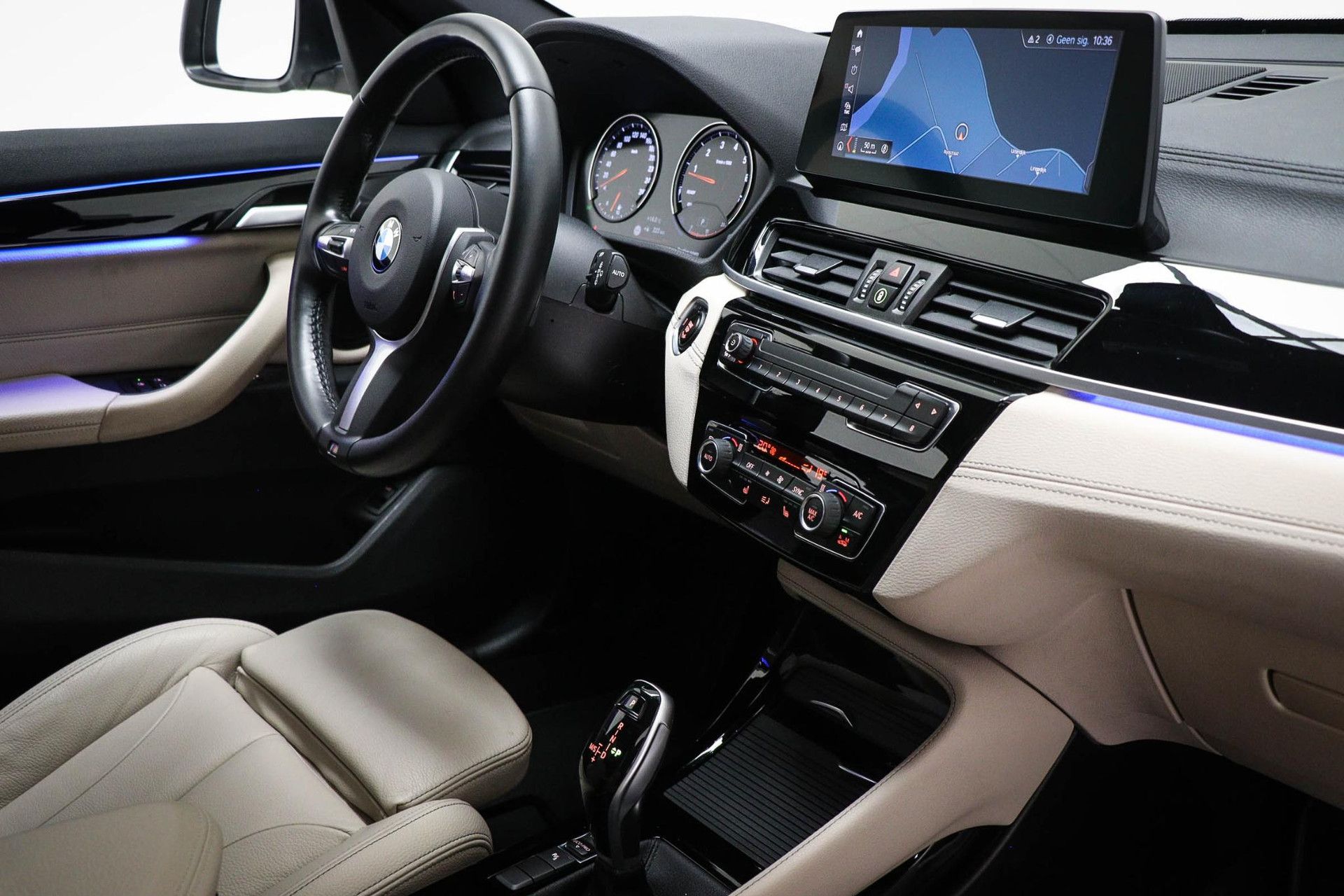 BMW X1 met kenteken J-599-RX – interieur