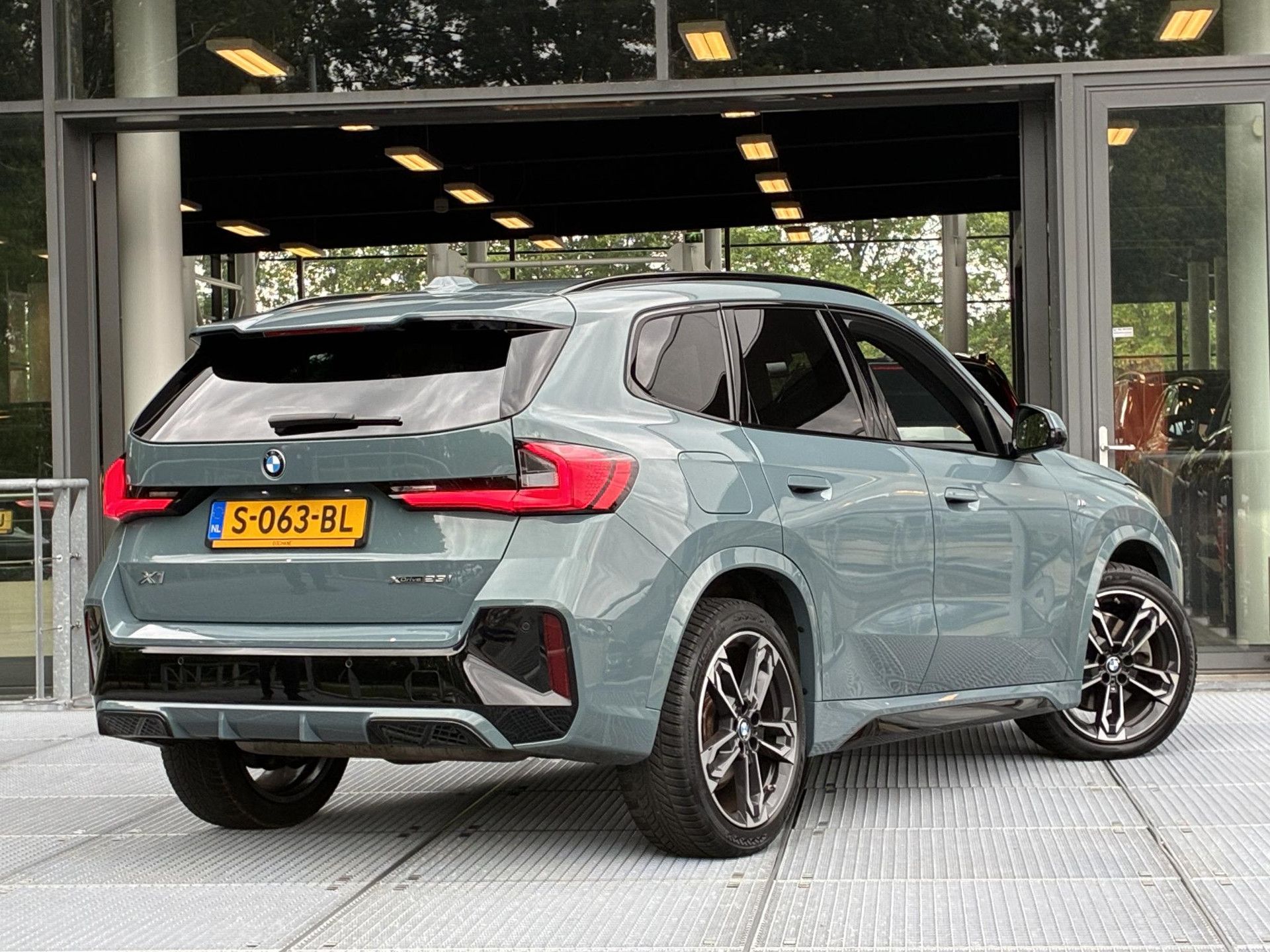 BMW X1 met kenteken S-063-BL – achteraanzicht