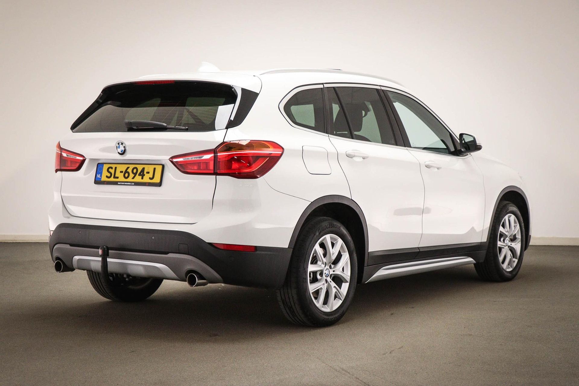 BMW X1 met kenteken SL-694-J – achteraanzicht