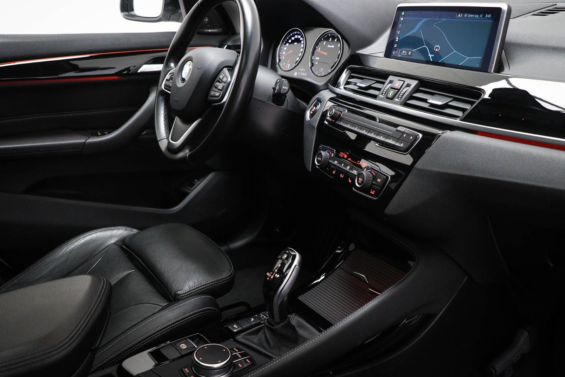 BMW X1 met kenteken SL-694-J – interieur