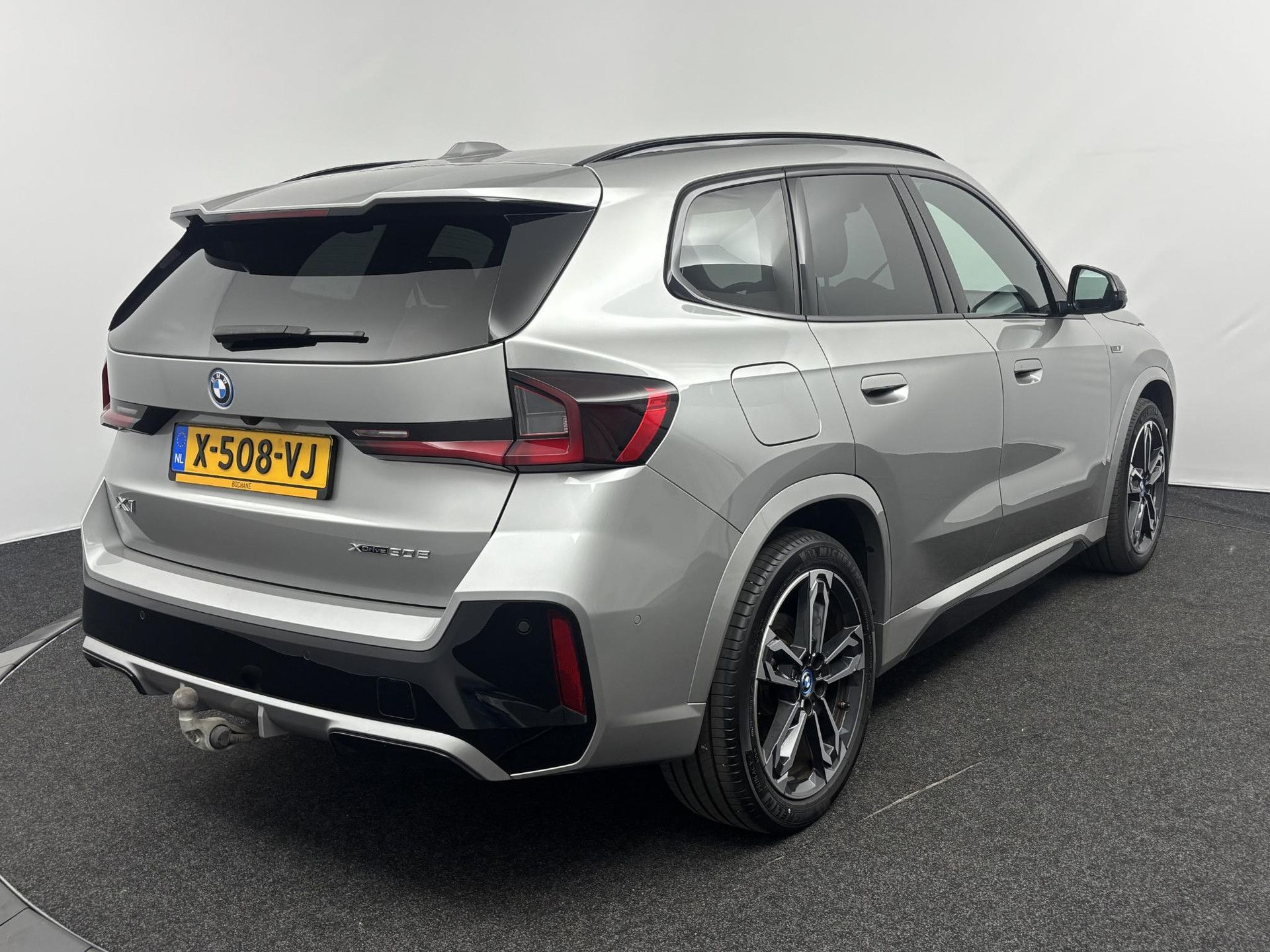 BMW X1 met kenteken X-508-VJ – achteraanzicht