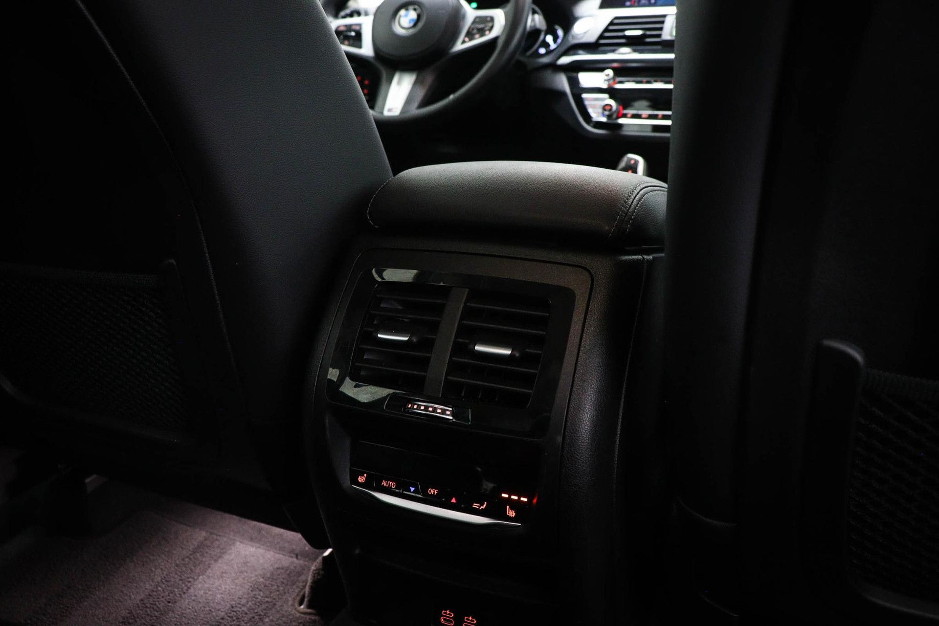 BMW X3 met kenteken HSV-06-D – interieur