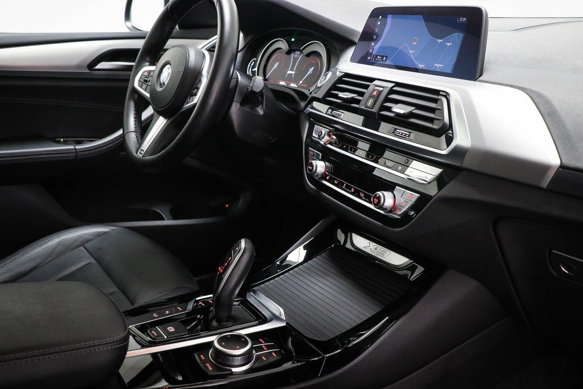 BMW X3 met kenteken HSV-06-D – dashboard