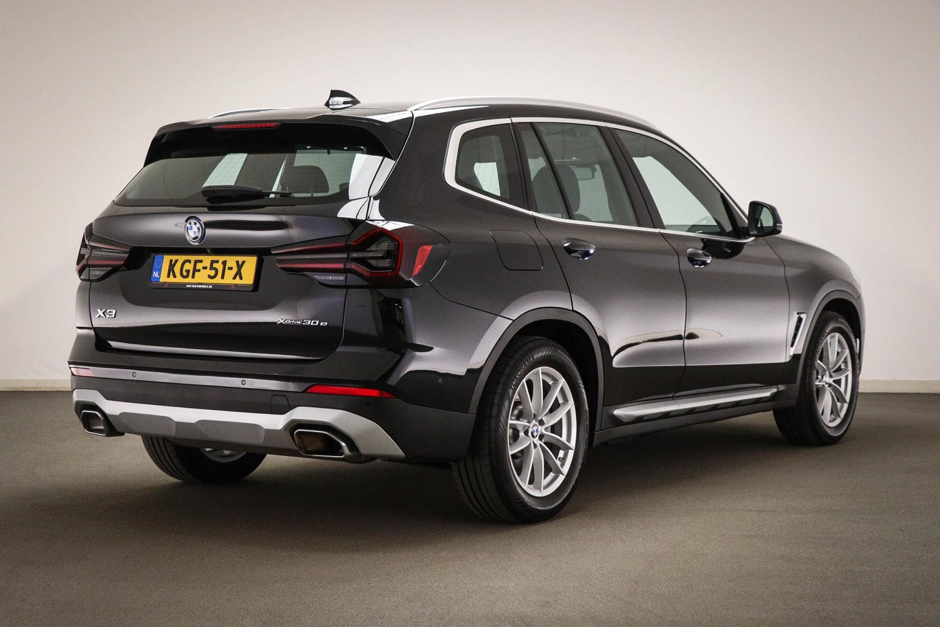 BMW X3 met kenteken KGF-51-X – achteraanzicht