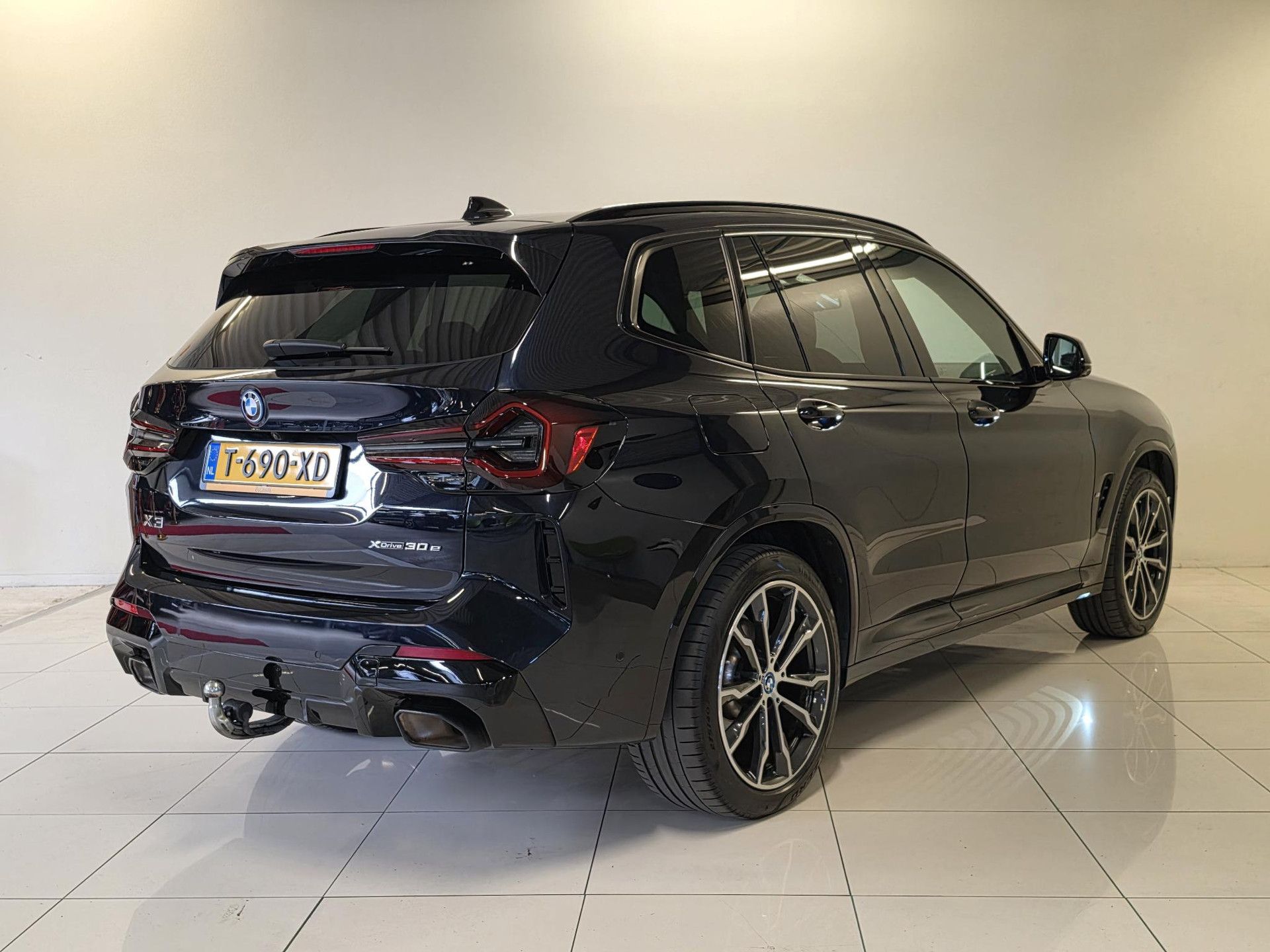 BMW X3 met kenteken T-690-XD – achteraanzicht