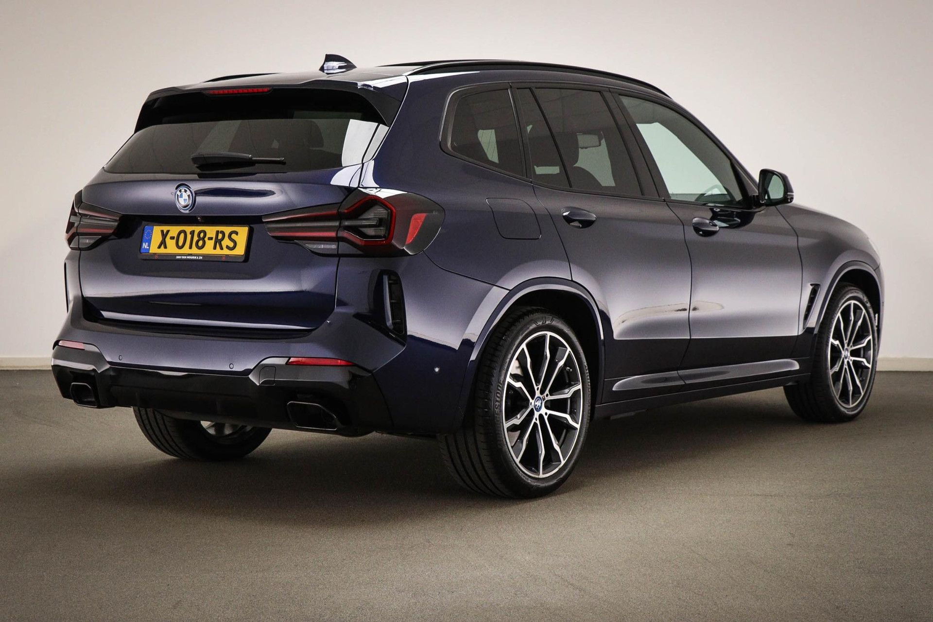 BMW X3 met kenteken X-018-RS – achteraanzicht
