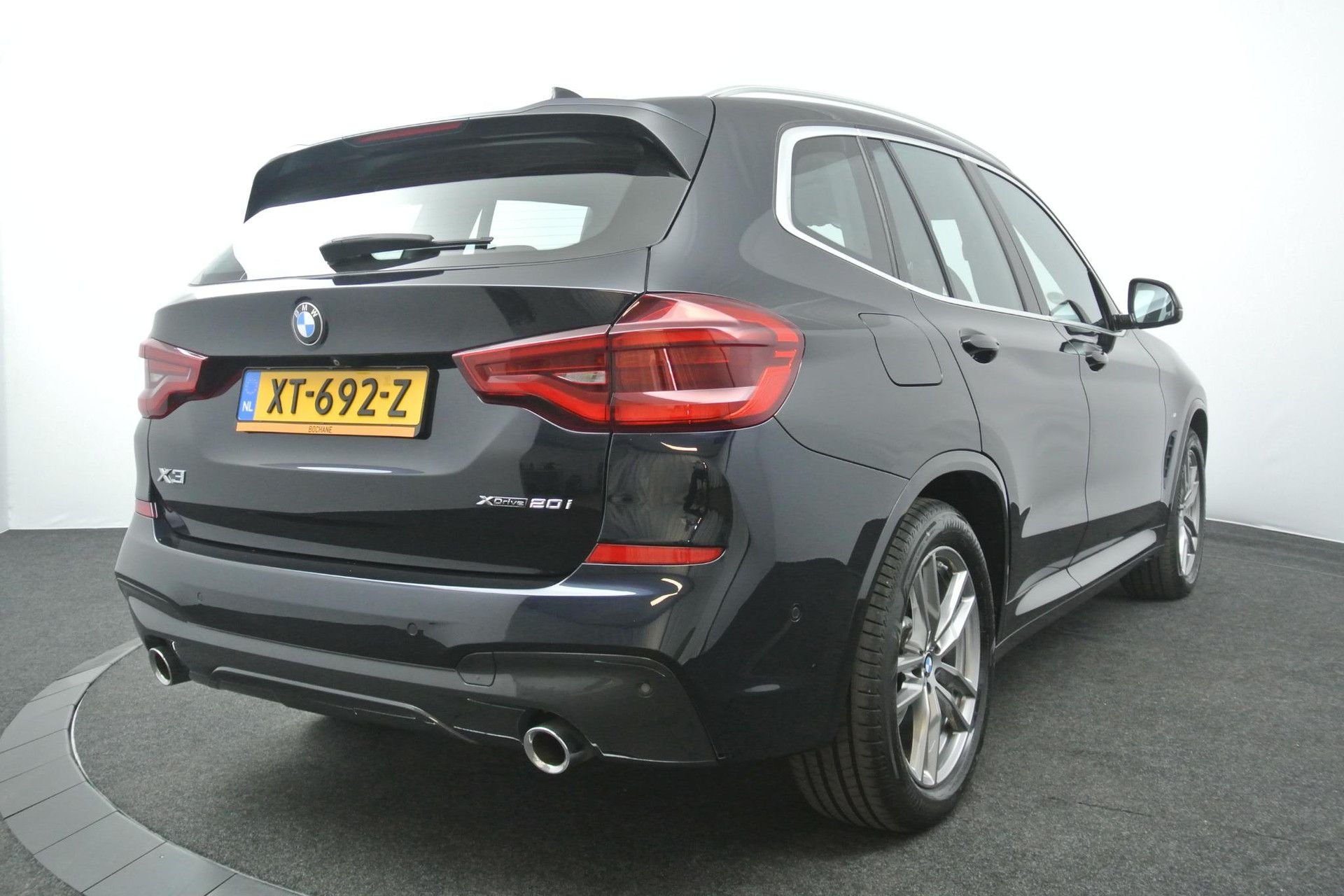 BMW X3 met kenteken XT-692-Z – achteraanzicht
