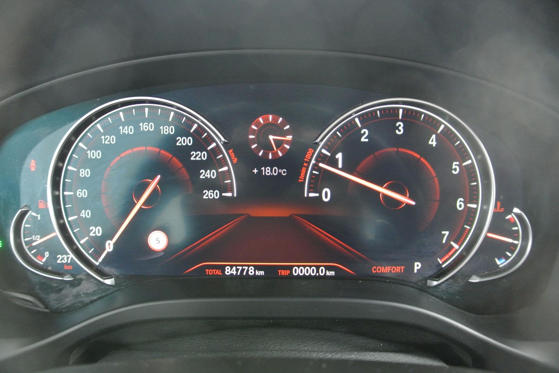 BMW X3 met kenteken XT-692-Z – dashboard