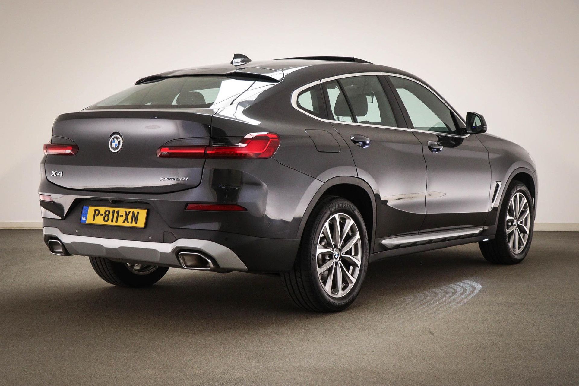 BMW X4 met kenteken P-811-XN – achteraanzicht