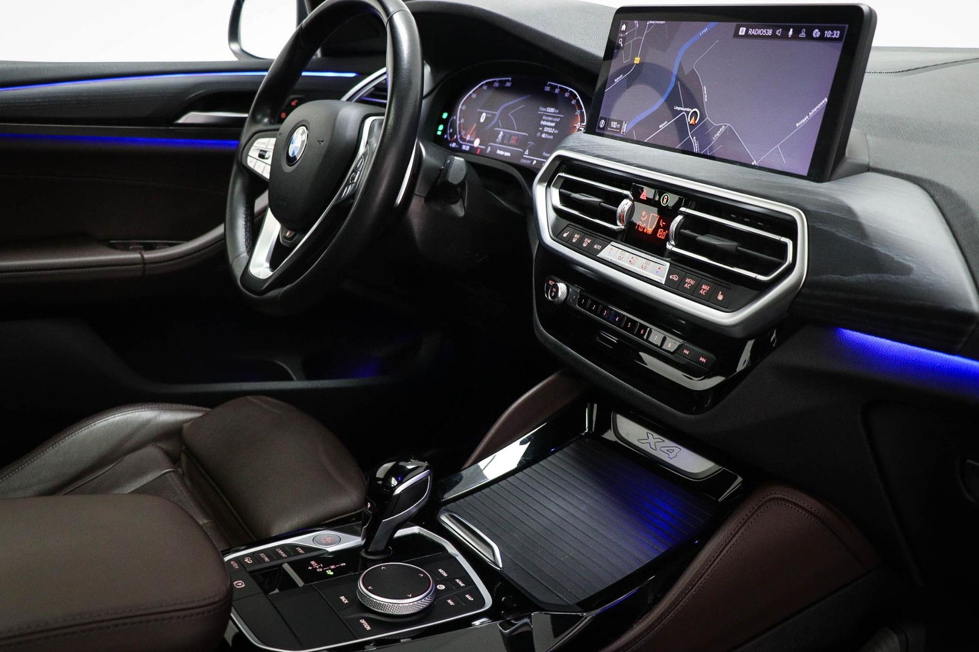 BMW X4 met kenteken P-811-XN – interieur