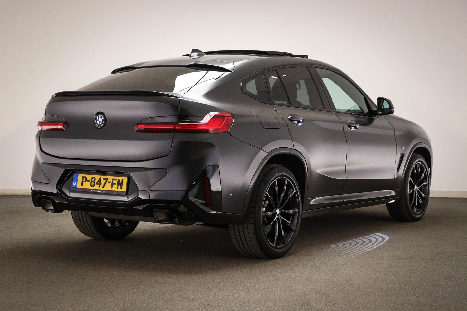 BMW X4 met kenteken P-847-FN – achteraanzicht