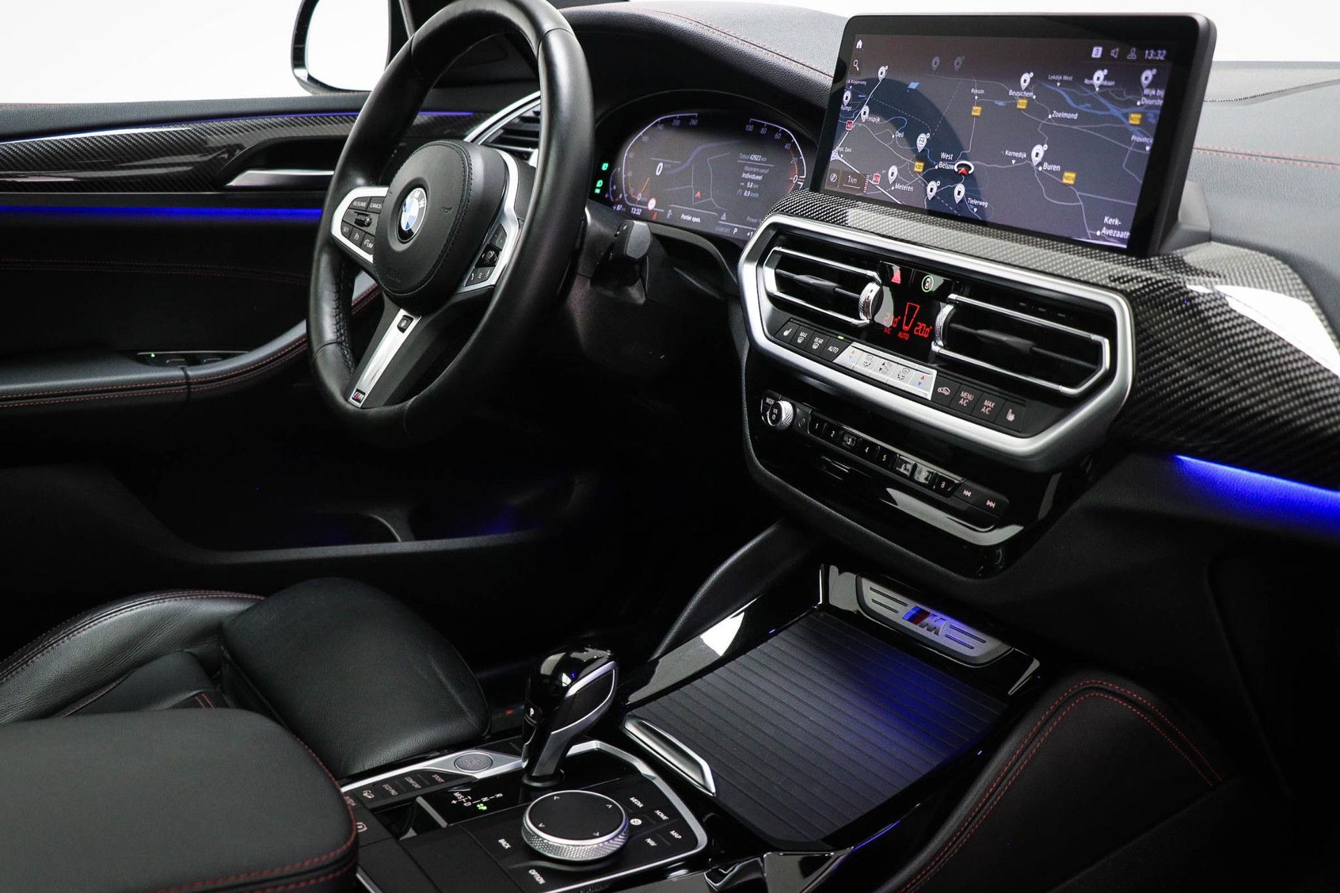 BMW X4 met kenteken P-847-FN – interieur