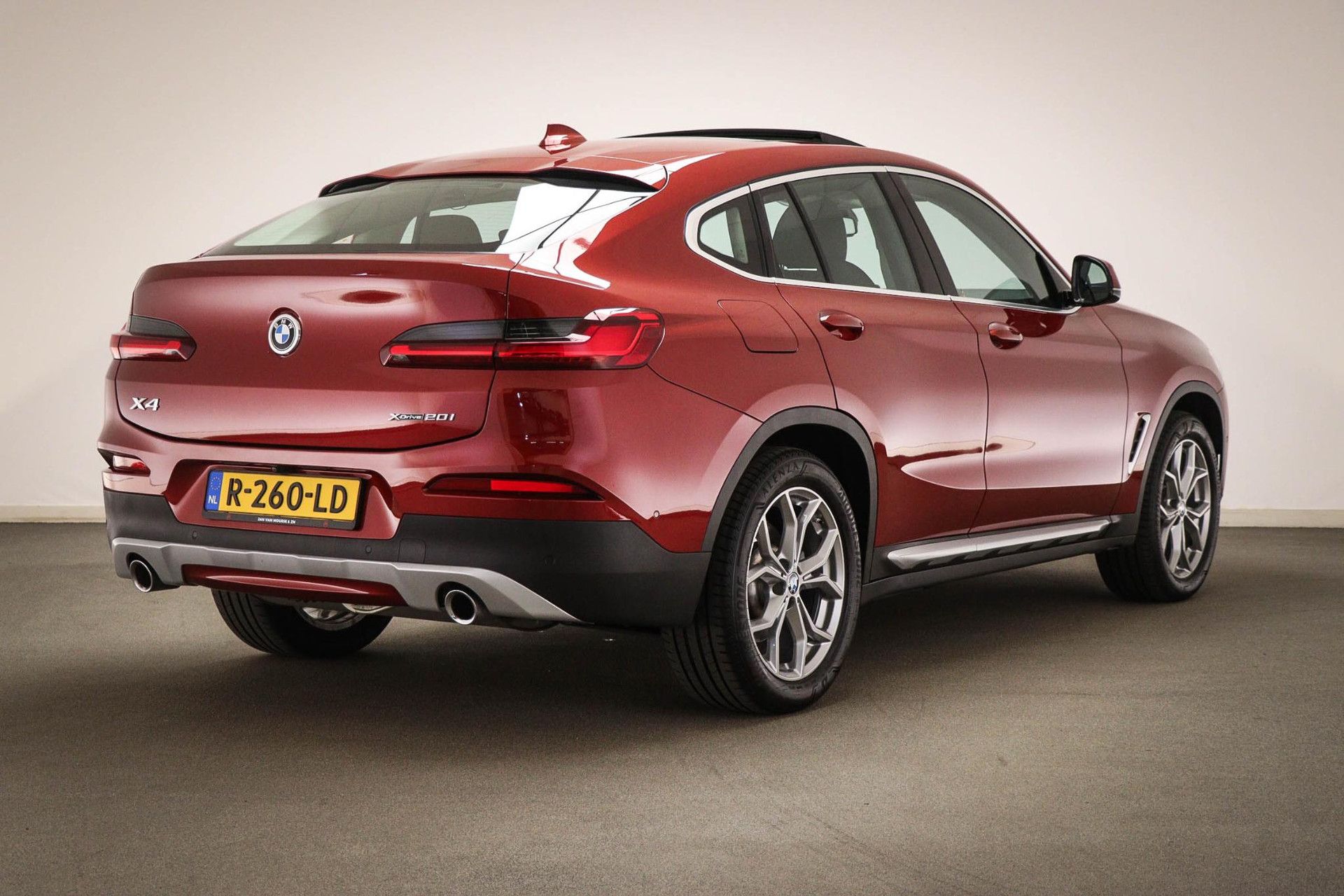 BMW X4 met kenteken R-260-LD – interieur