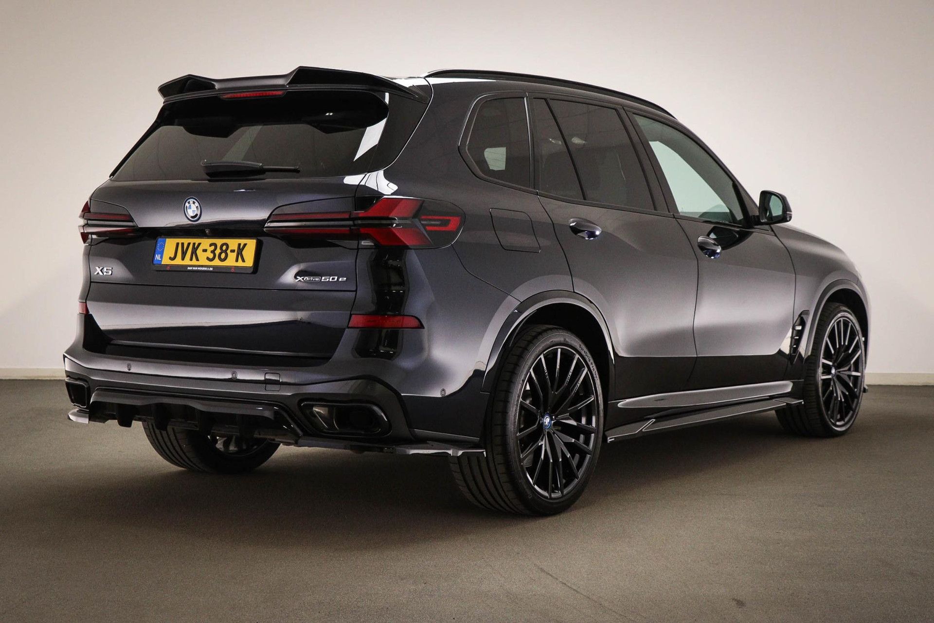 BMW X5 met kenteken JVK-38-K – achteraanzicht