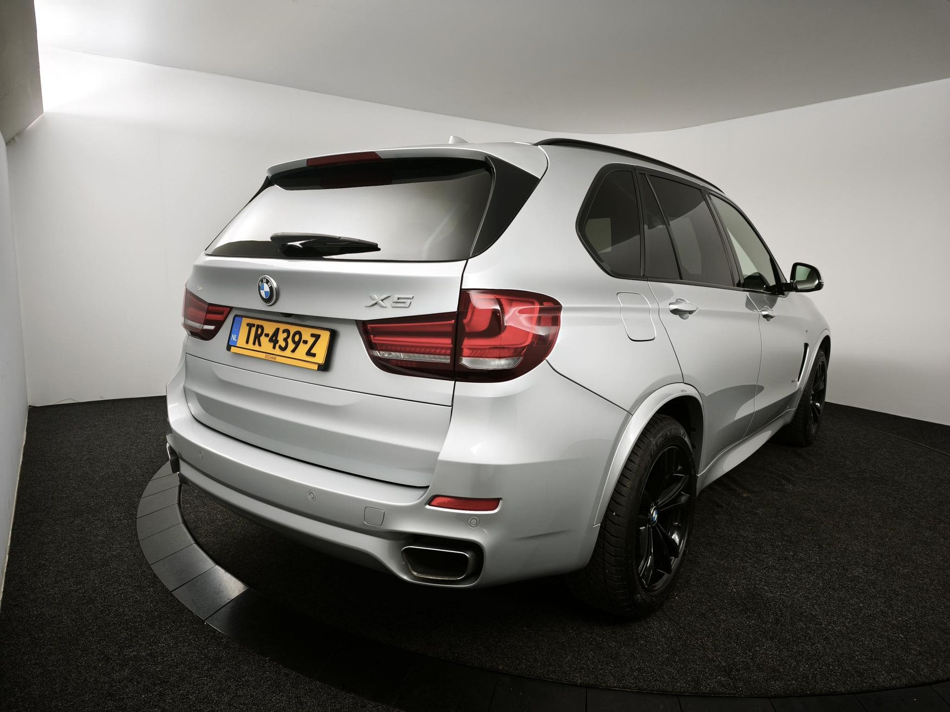 BMW X5 met kenteken TR-439-Z – achteraanzicht