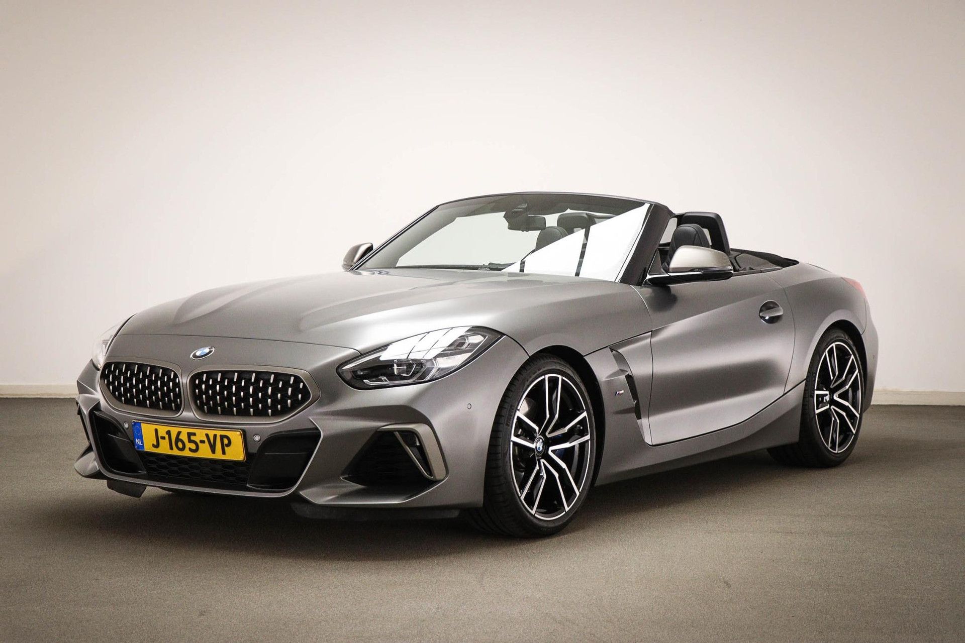 BMW Z4 met kenteken J-165-VP – achteraanzicht