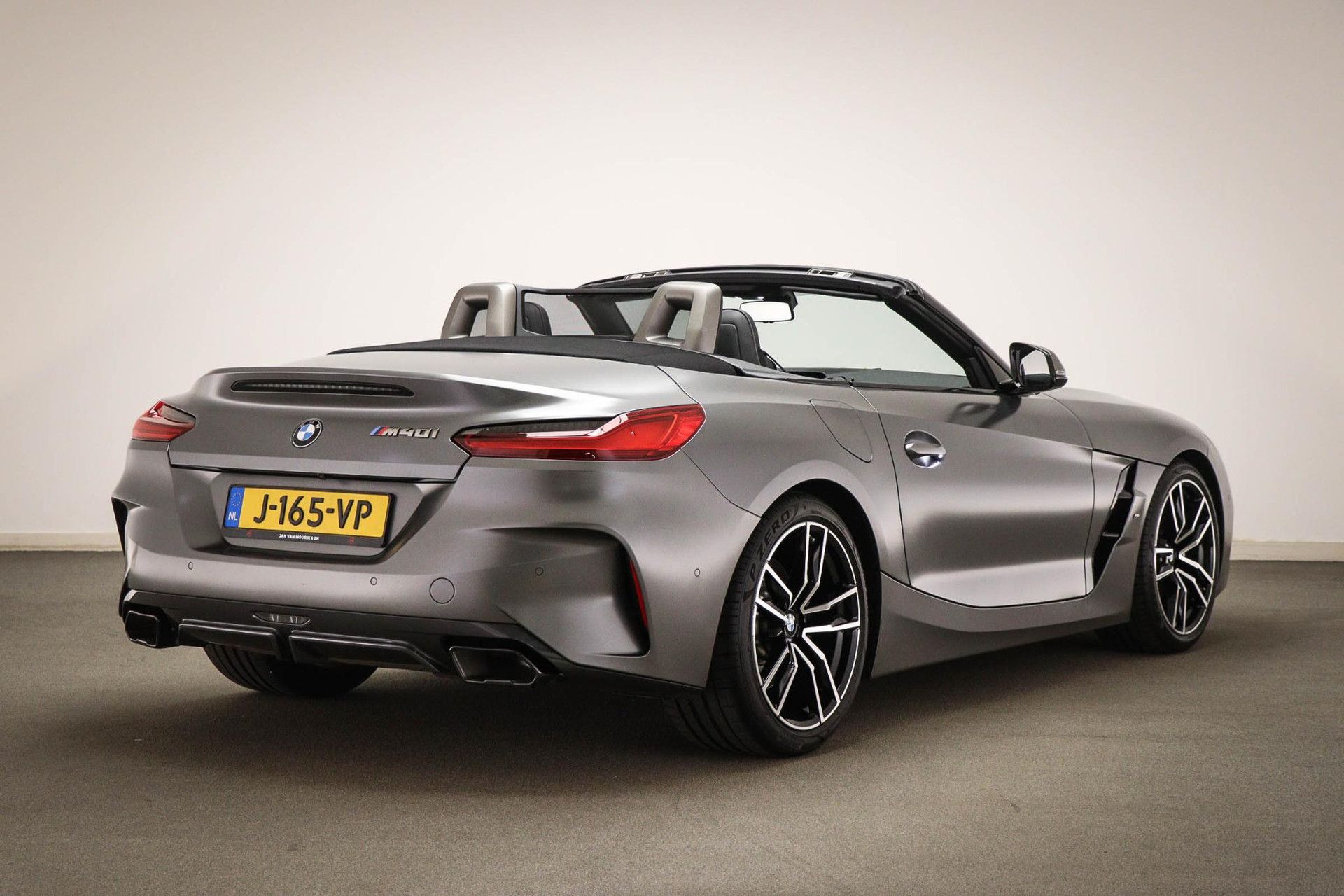 BMW Z4 met kenteken J-165-VP – dashboard