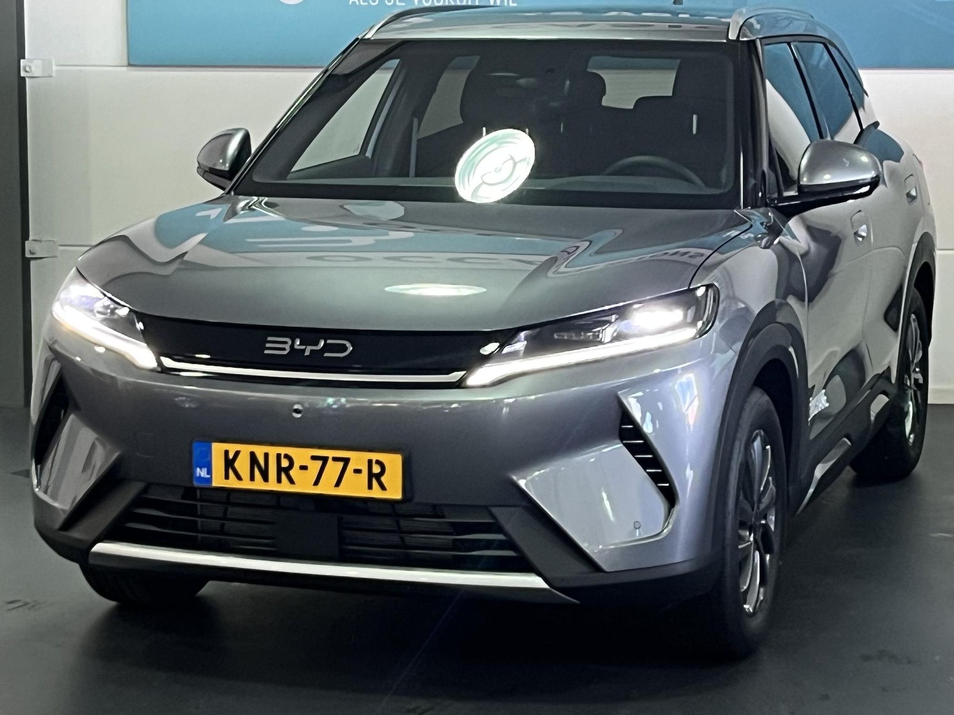 BYD ATTO2 met kenteken KNR-77-R – vooraanzicht