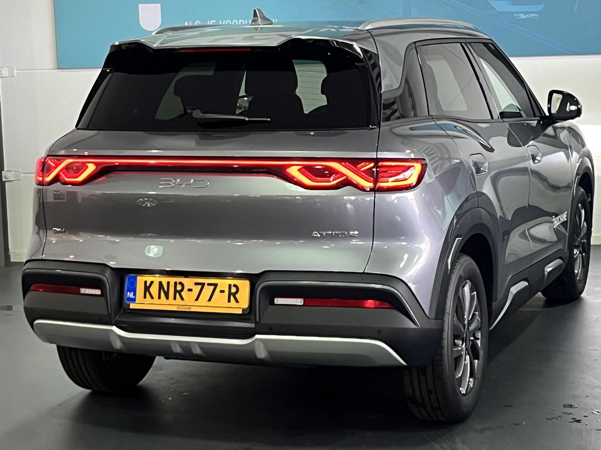 BYD ATTO2 met kenteken KNR-77-R – achteraanzicht