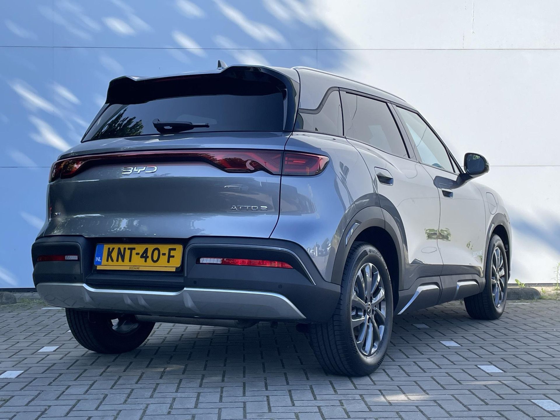 BYD ATTO2 met kenteken KNT-40-F – achteraanzicht