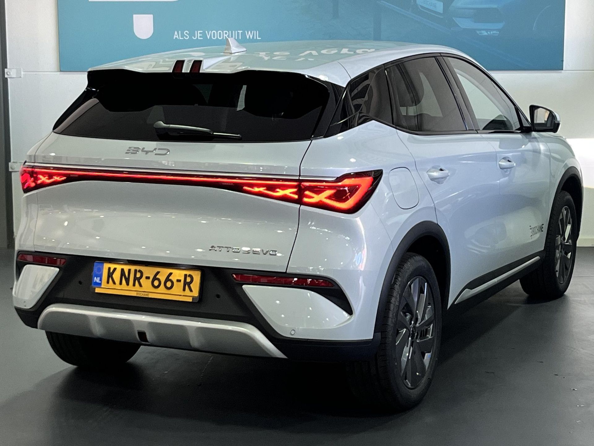 BYD ATTO3 met kenteken KNR-66-R – achteraanzicht