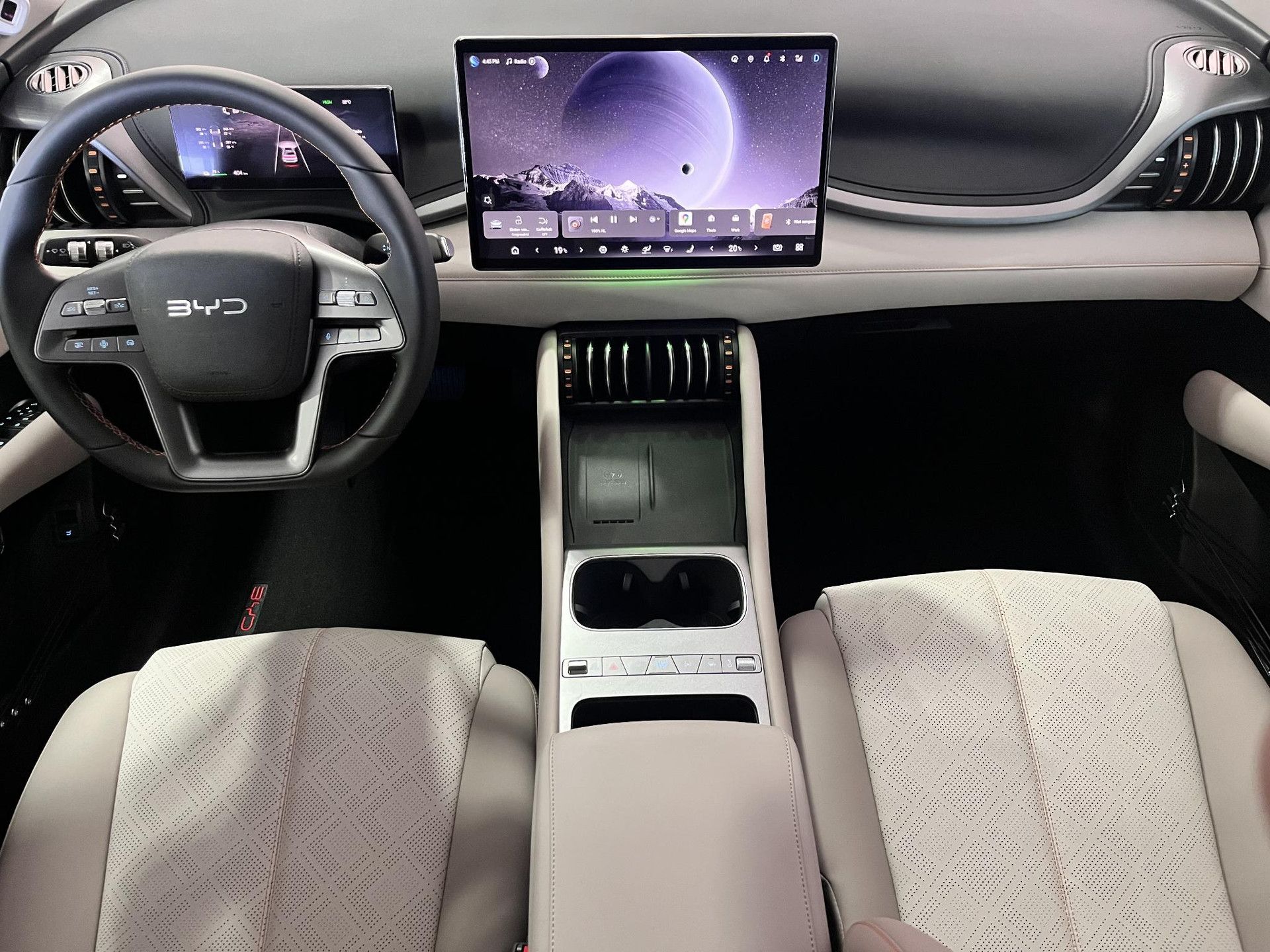 BYD ATTO3 met kenteken KNR-66-R – interieur