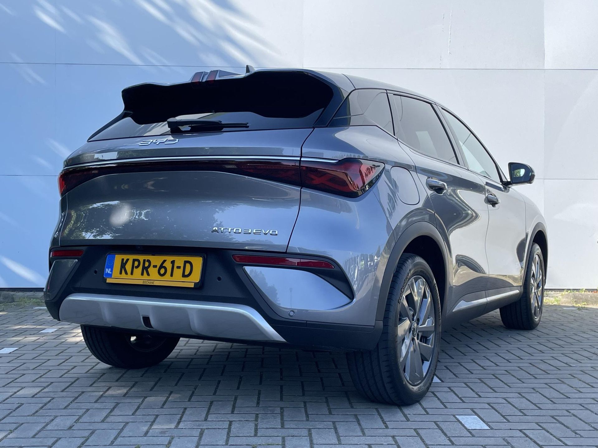 BYD ATTO3 met kenteken KPR-61-D – achteraanzicht