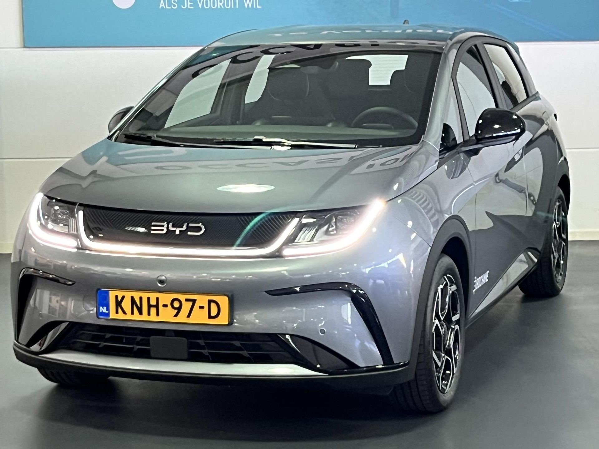BYD DOLPHIN met kenteken KNH-97-D – vooraanzicht