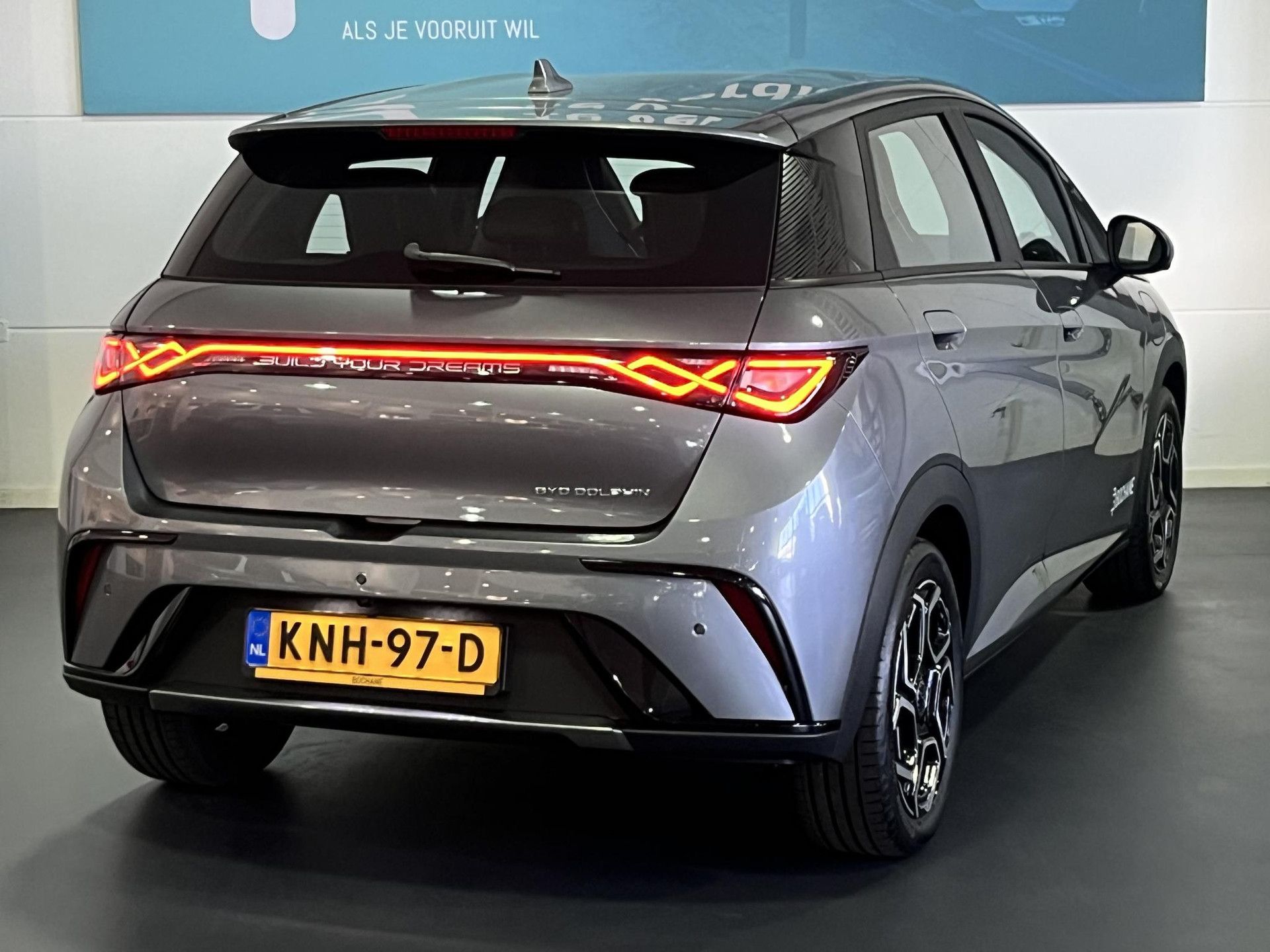 BYD DOLPHIN met kenteken KNH-97-D – achteraanzicht