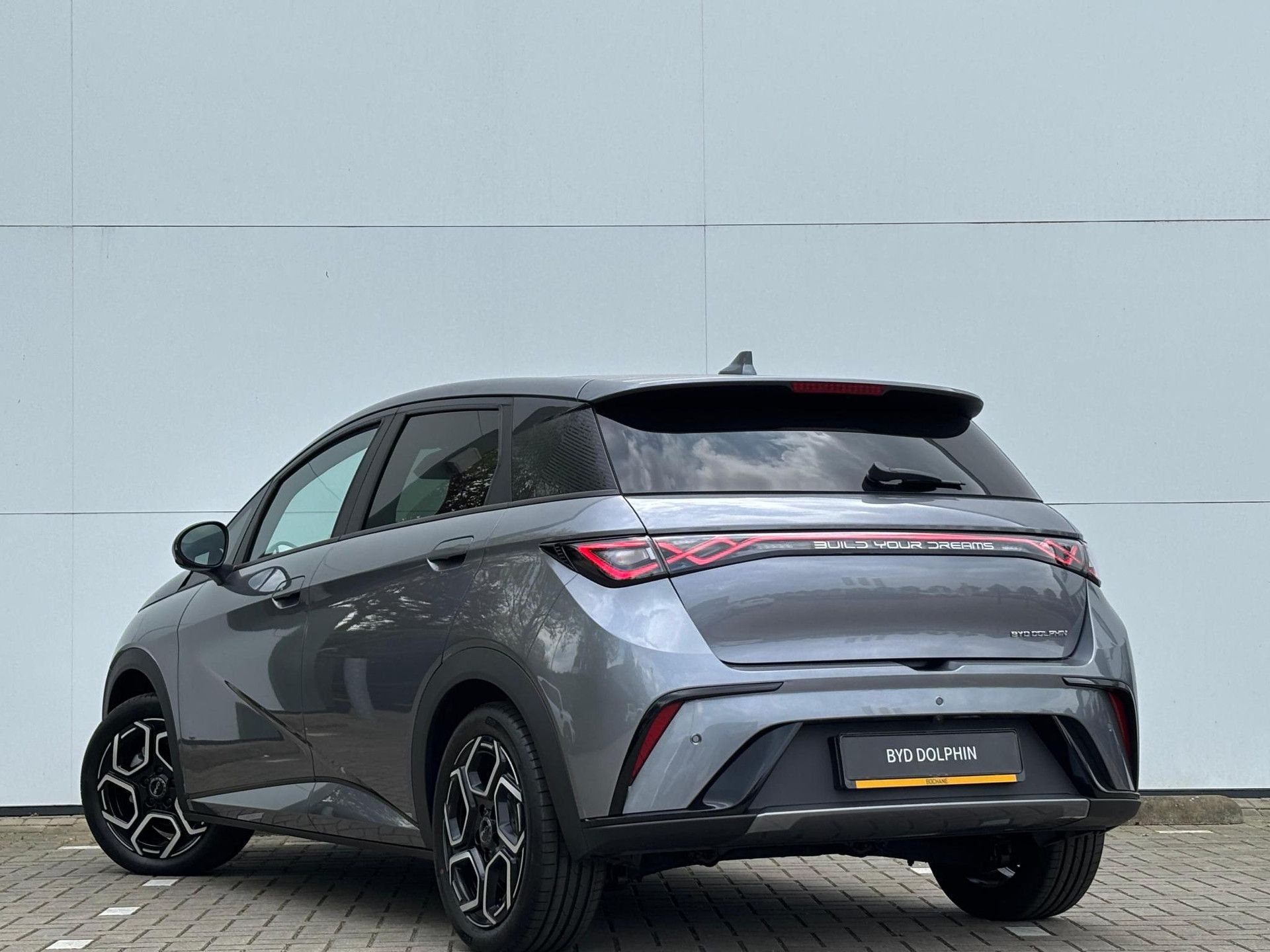 BYD DOLPHIN met kenteken KNH-98-D – achteraanzicht