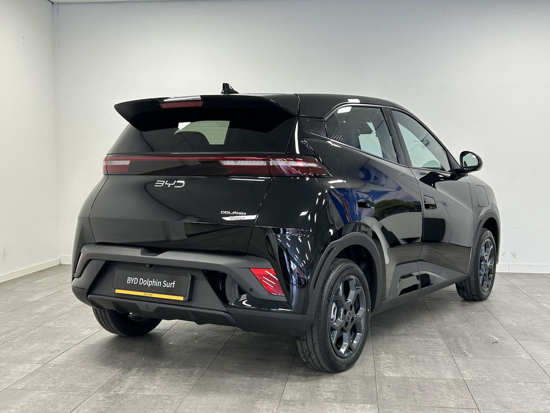 BYD DOLPHINSURF met kenteken KHT-04-F – achteraanzicht