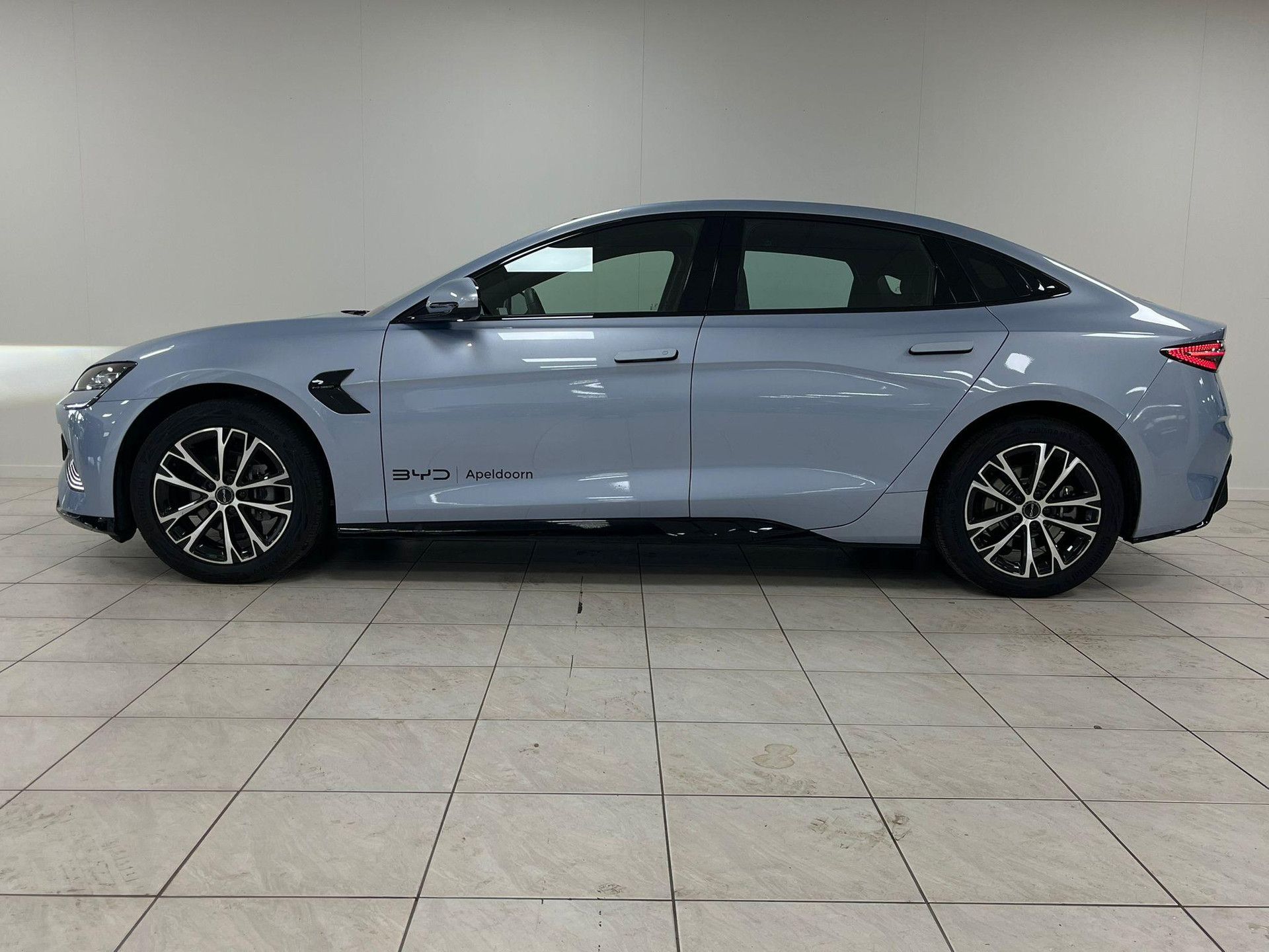 BYD SEAL met kenteken JTV-57-S – achteraanzicht