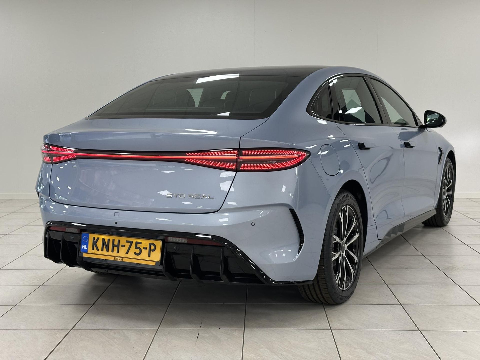 BYD SEAL met kenteken KNH-75-P – achteraanzicht