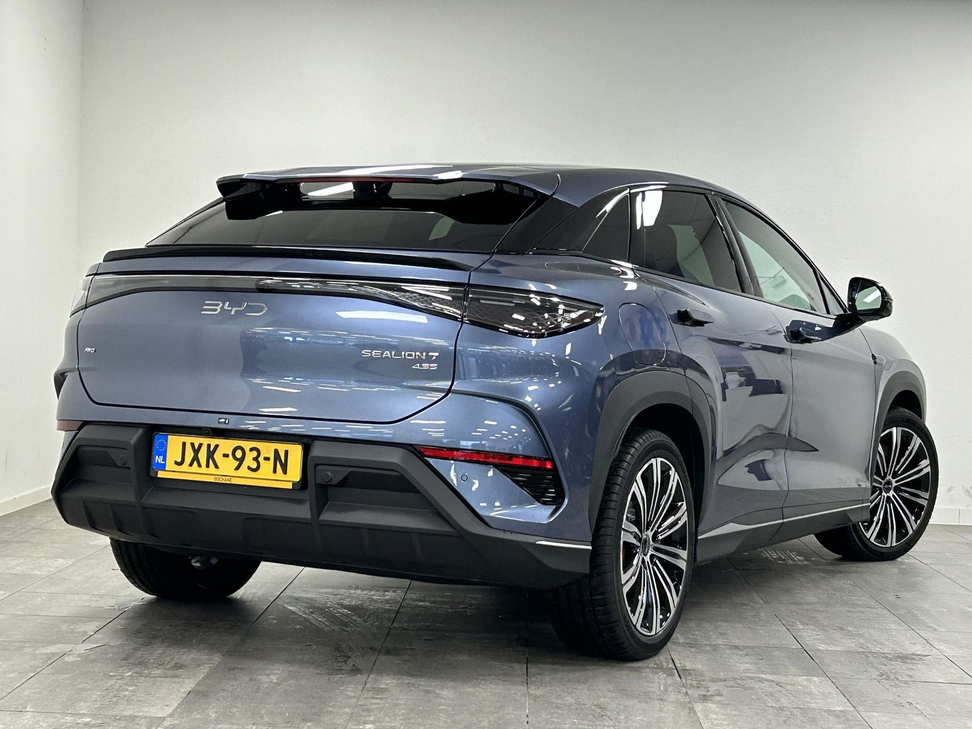 BYD SEALION met kenteken JXK-93-N – achteraanzicht
