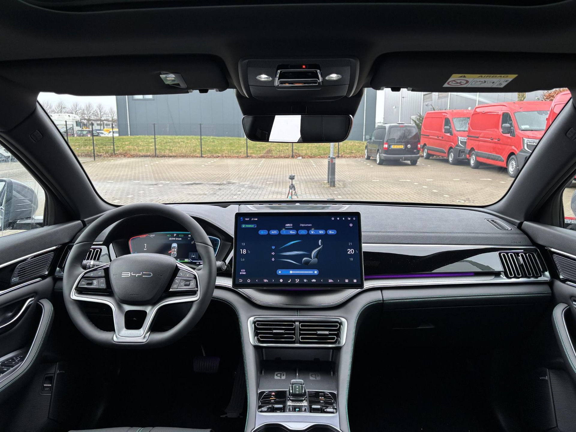 BYD SEALU met kenteken JTG-15-L – interieur