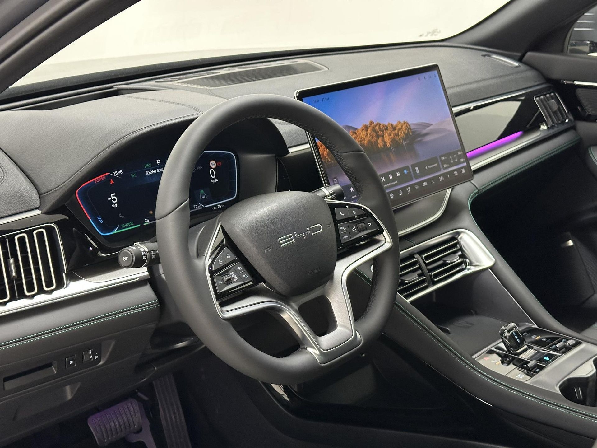BYD SEALU met kenteken KNH-36-R – interieur