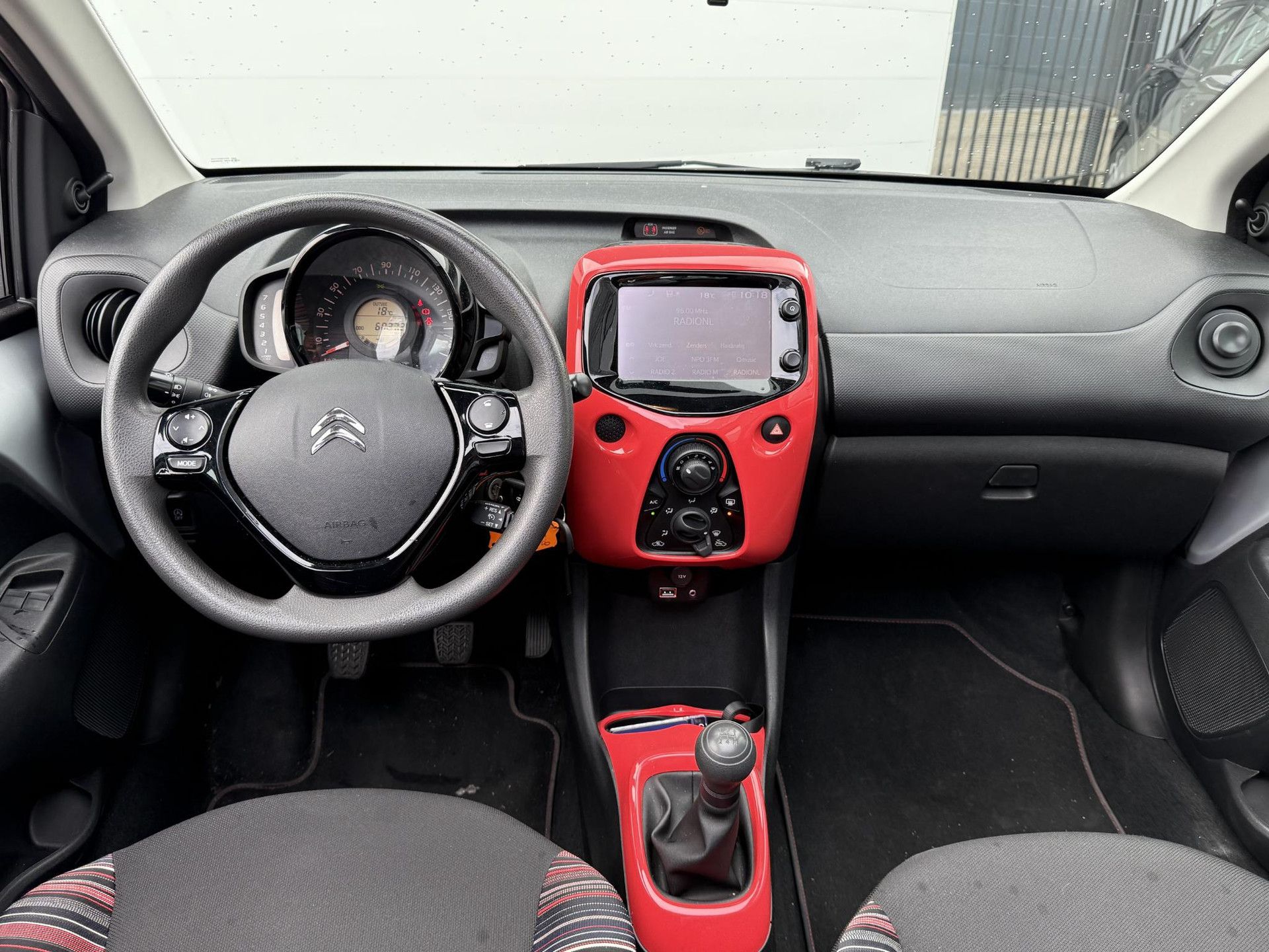 Citroën C1 met kenteken 8-ZHG-80 – interieur