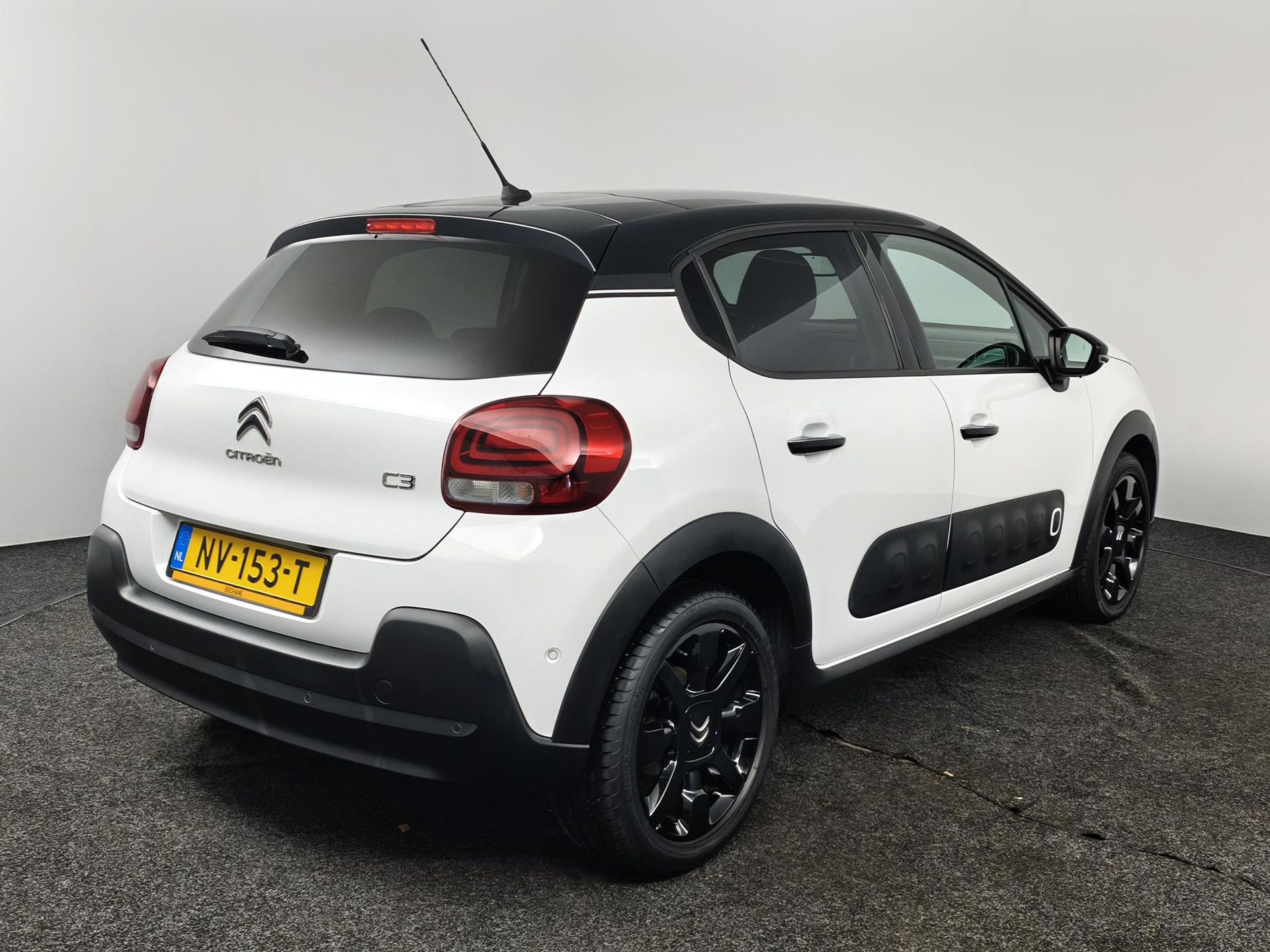 Citroën C3 met kenteken NV-153-T – achteraanzicht
