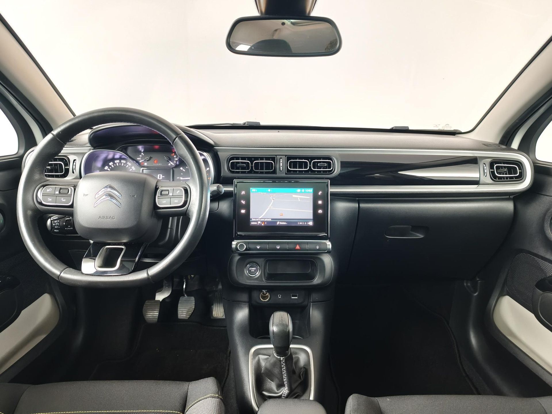 Citroën C3 met kenteken NV-153-T – interieur