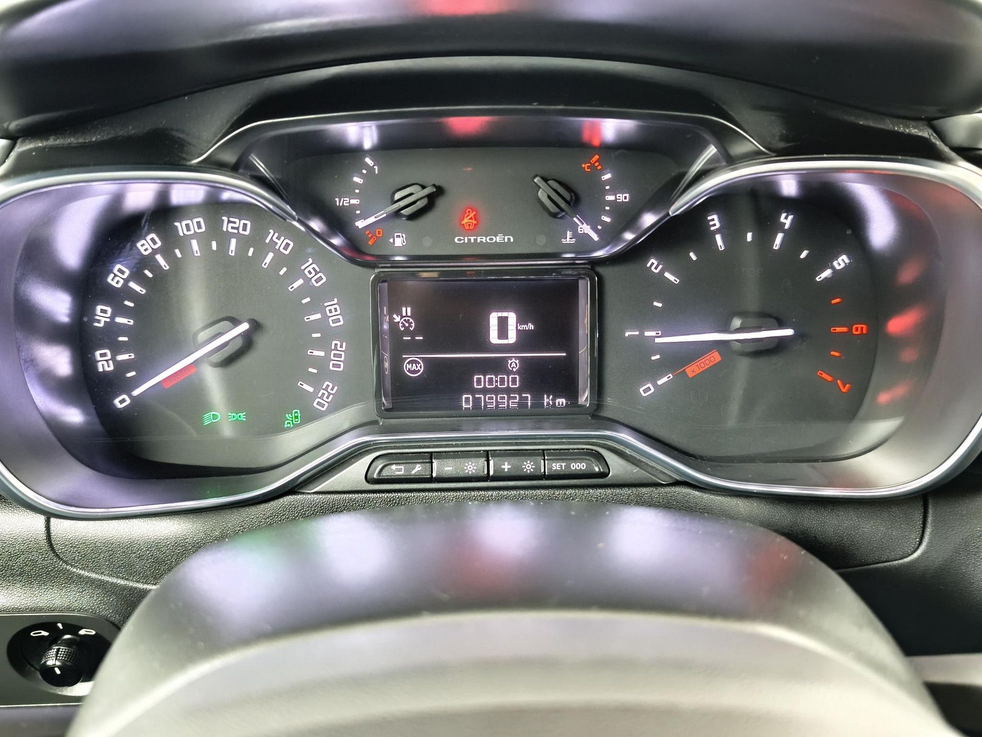 Citroën C3 met kenteken NV-153-T – dashboard