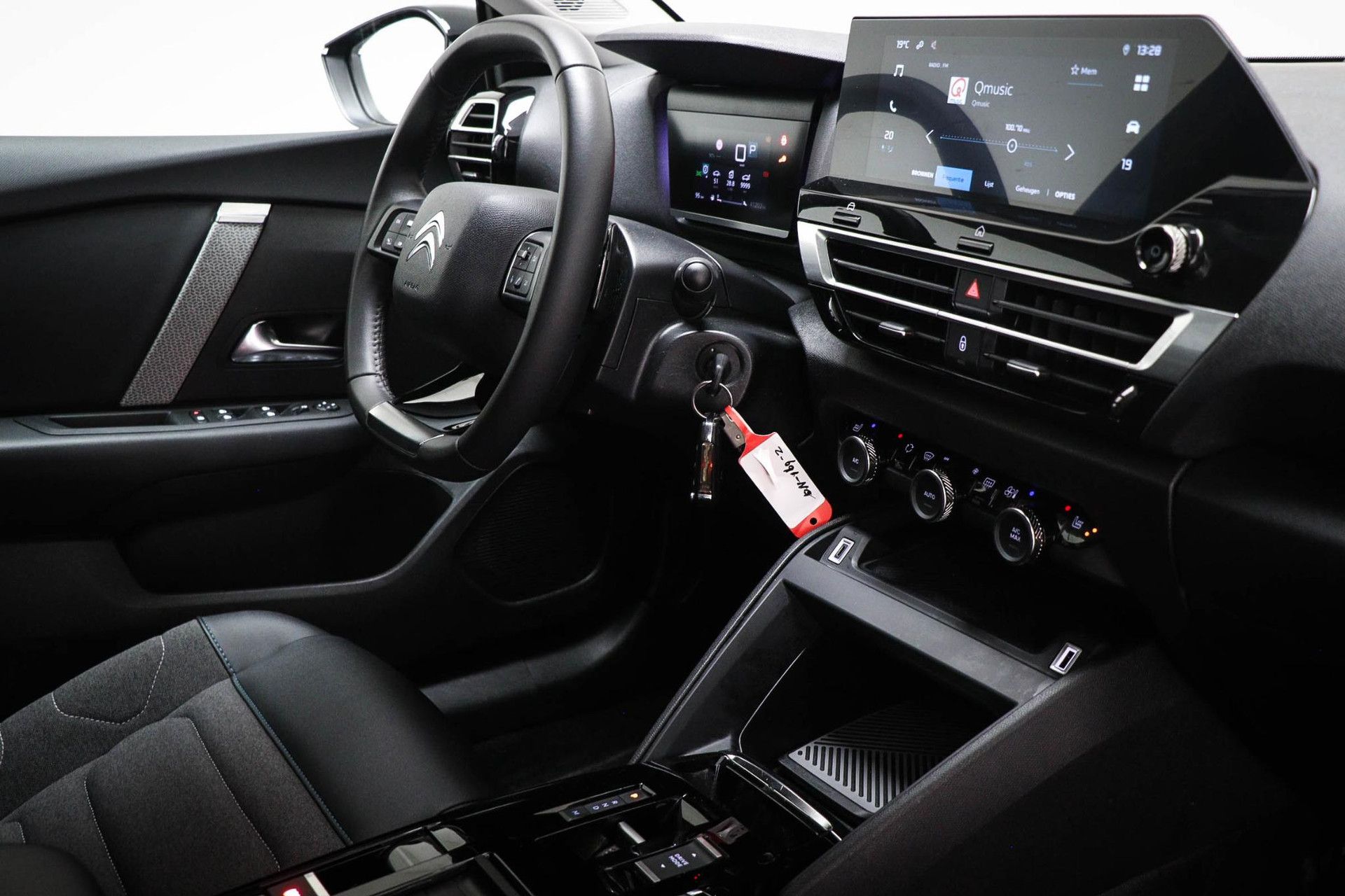 Citroën C4 met kenteken Z-691-NG – interieur