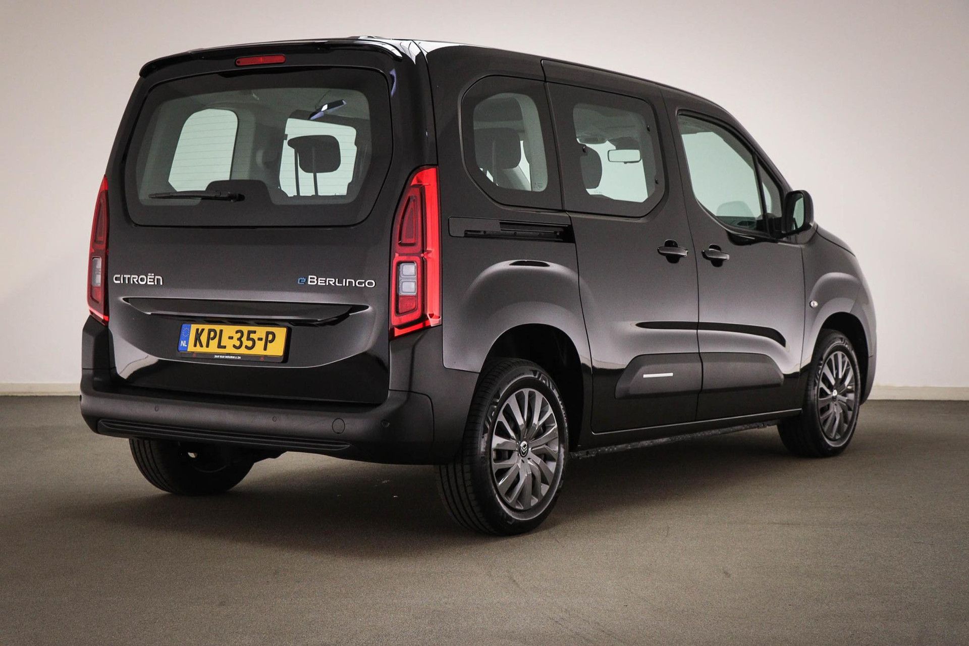 Citroën E-Berlingo met kenteken KPL-35-P – achteraanzicht
