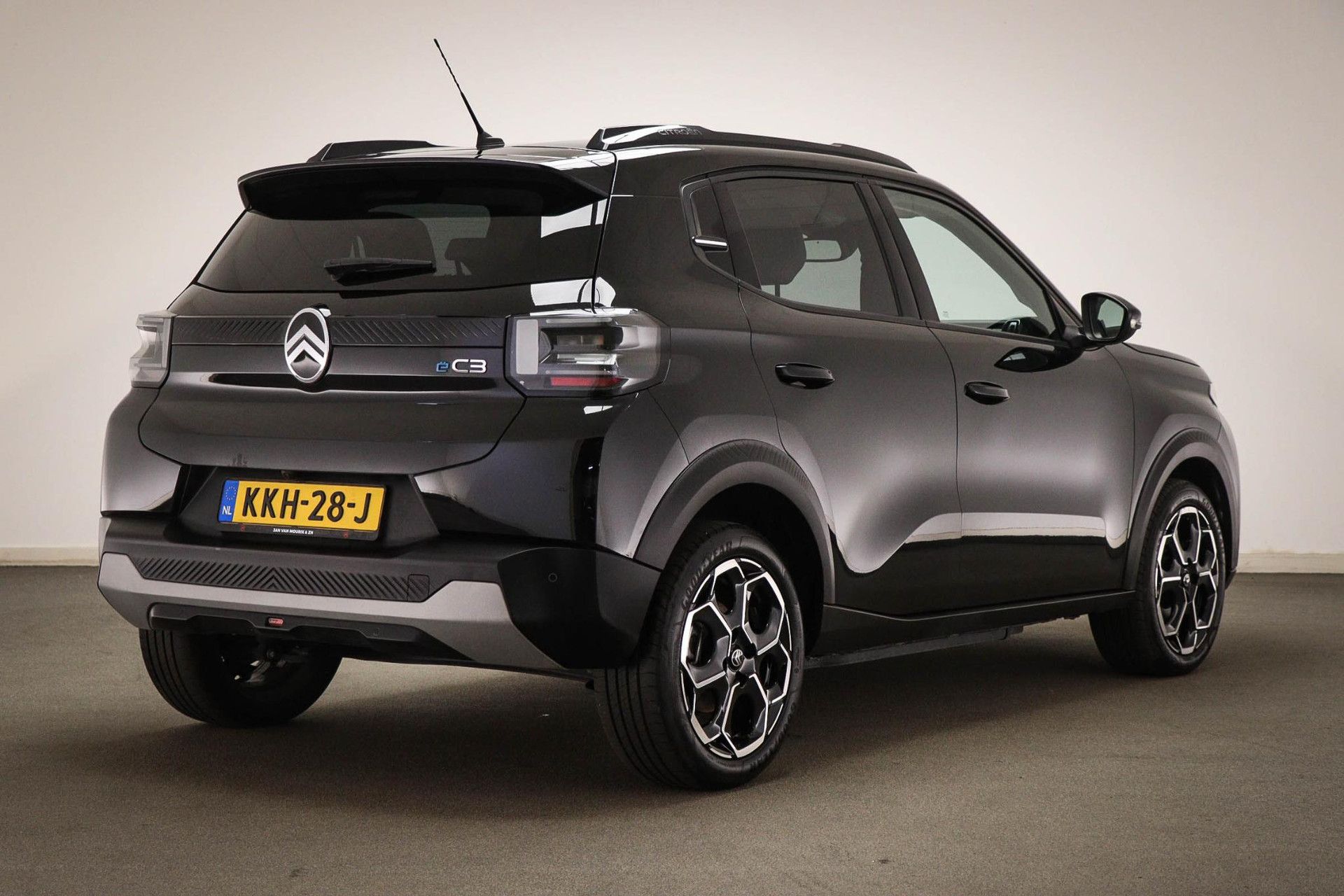Citroën ë-C3 met kenteken KKH-28-J – achteraanzicht